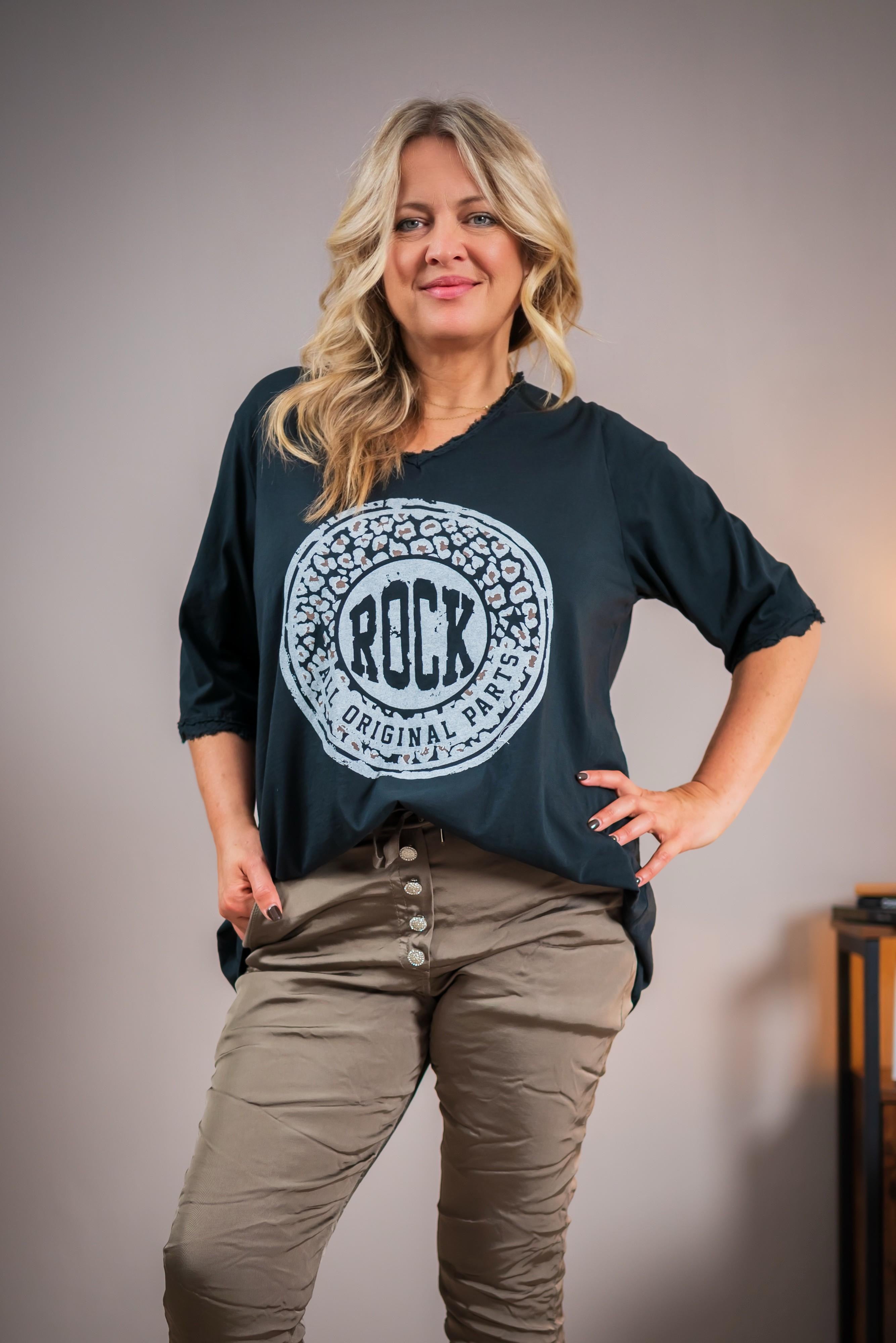 Oversize-Shirt mit Fransen am Ausschnitt, schwarz