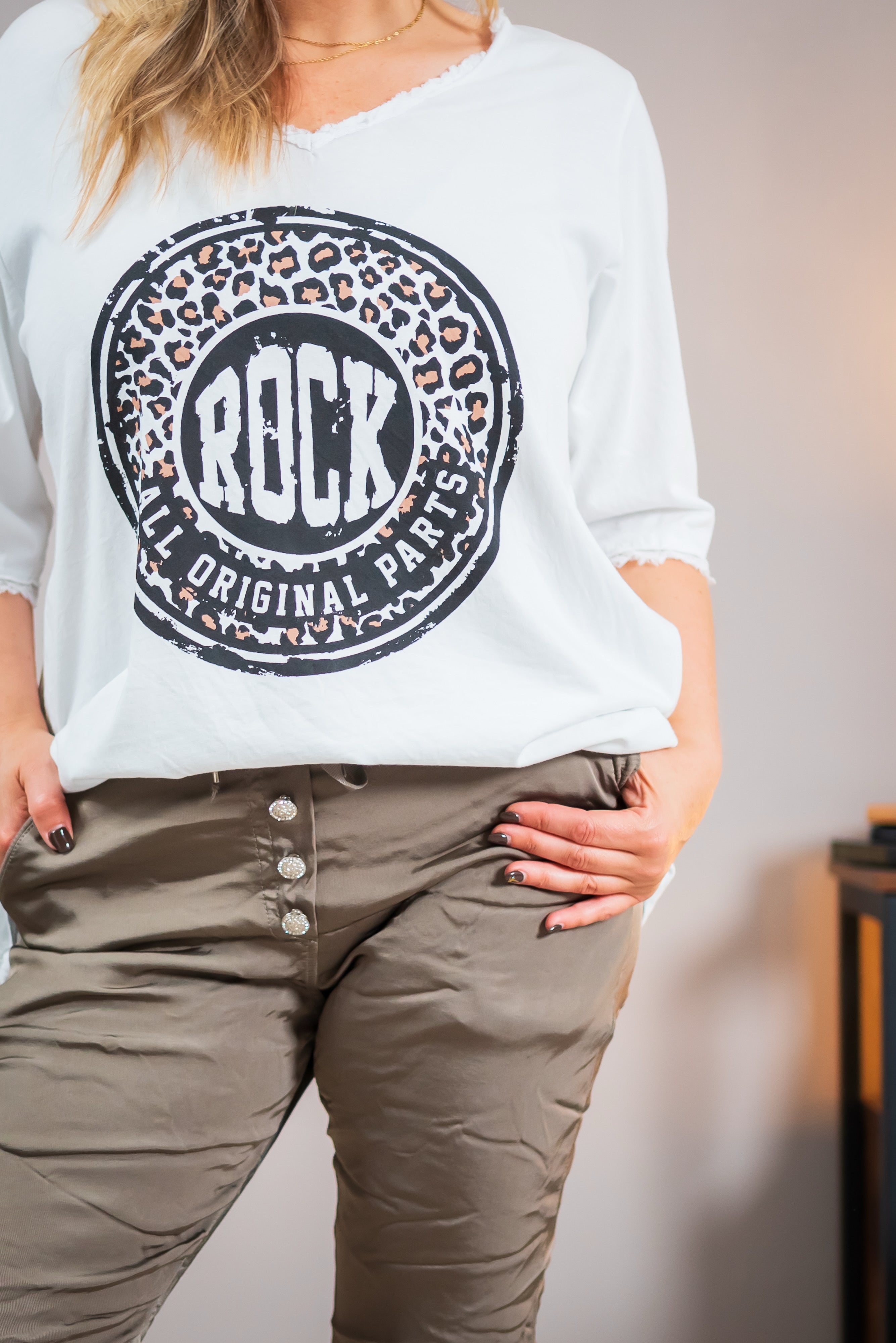 Oversize-Shirt mit Fransen am Ausschnitt, weiß