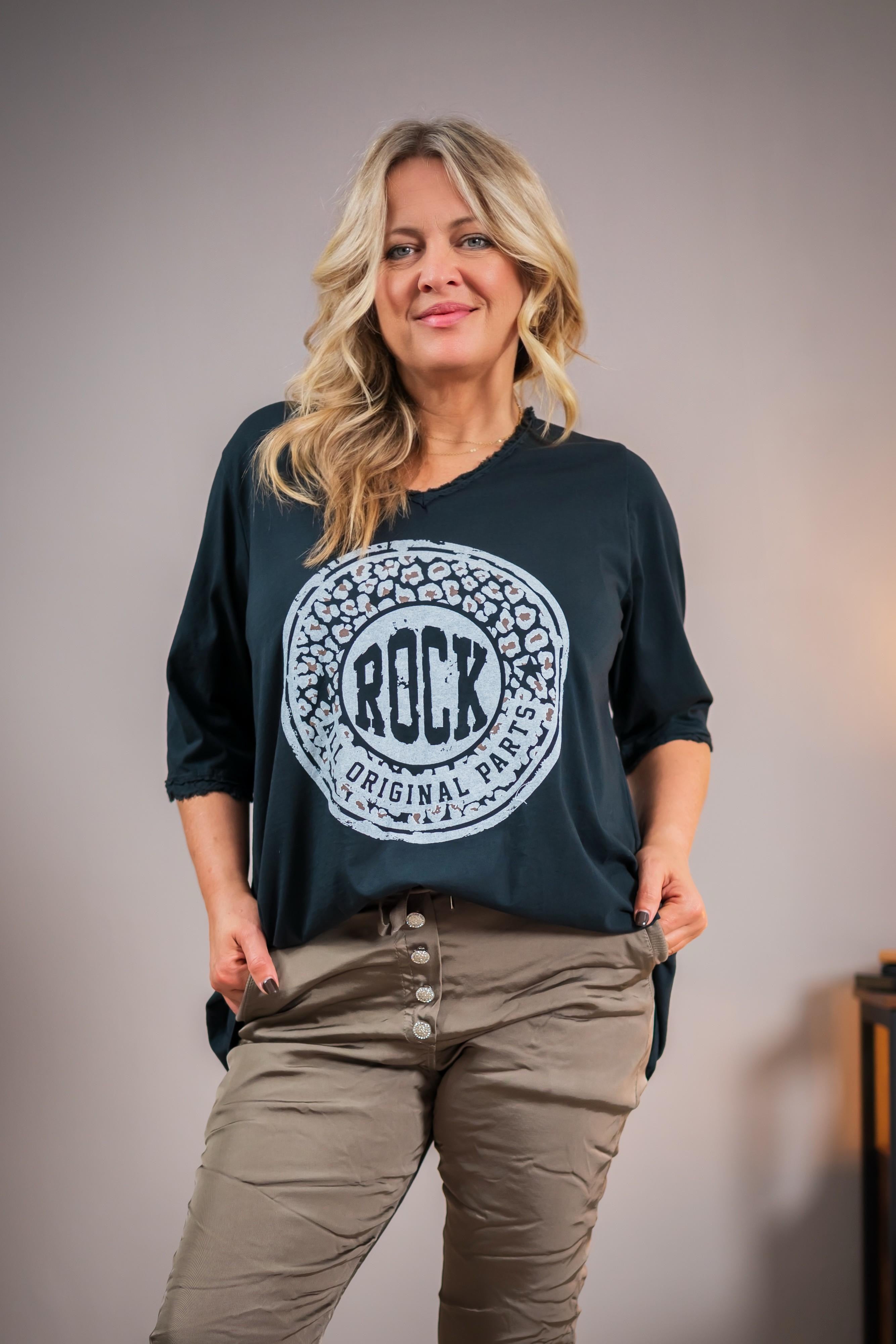 Oversize-Shirt mit Fransen am Ausschnitt, schwarz