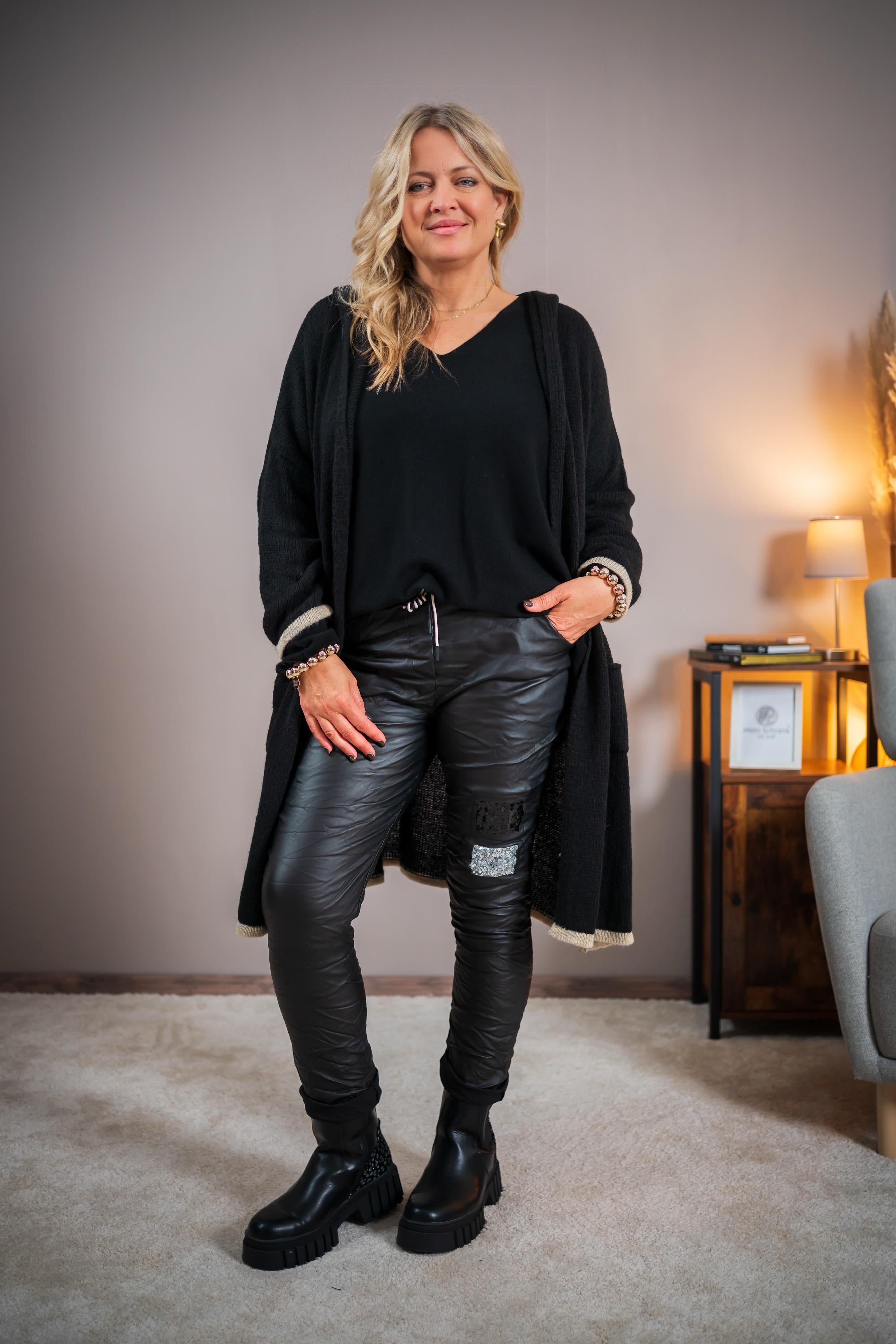 Lange Strickjacke mit Smiley, schwarz