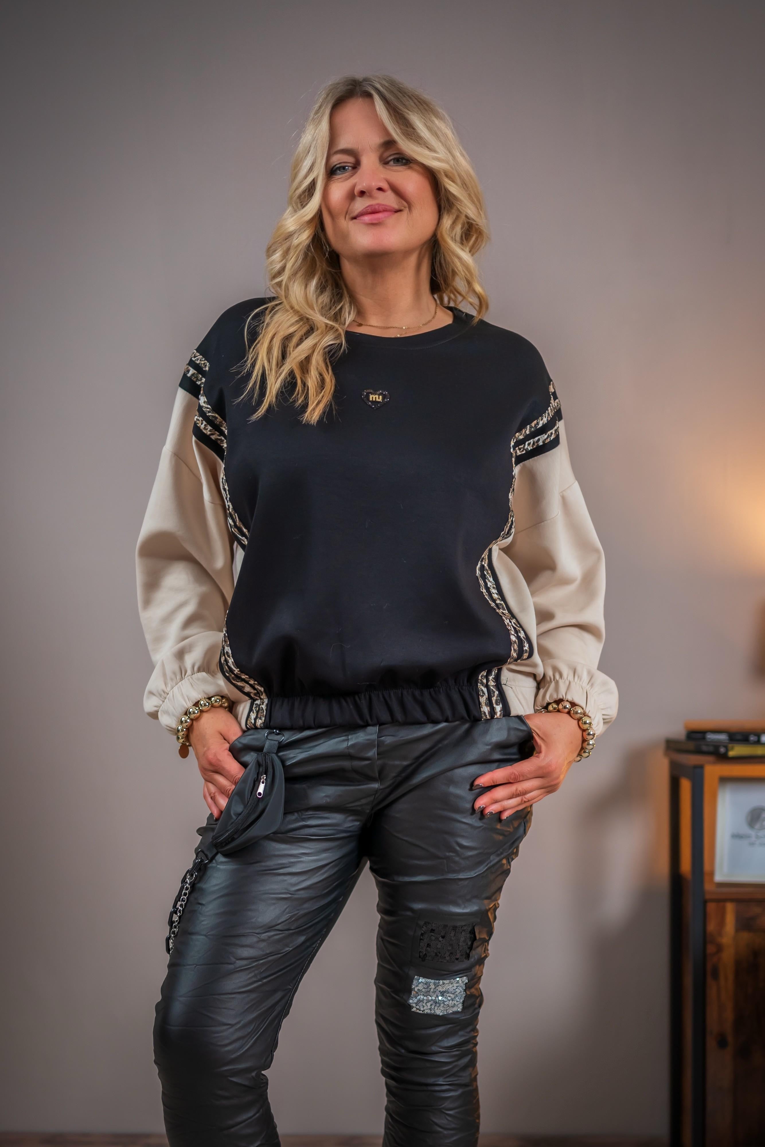 Sweatshirt mit Leo-Ziernähten