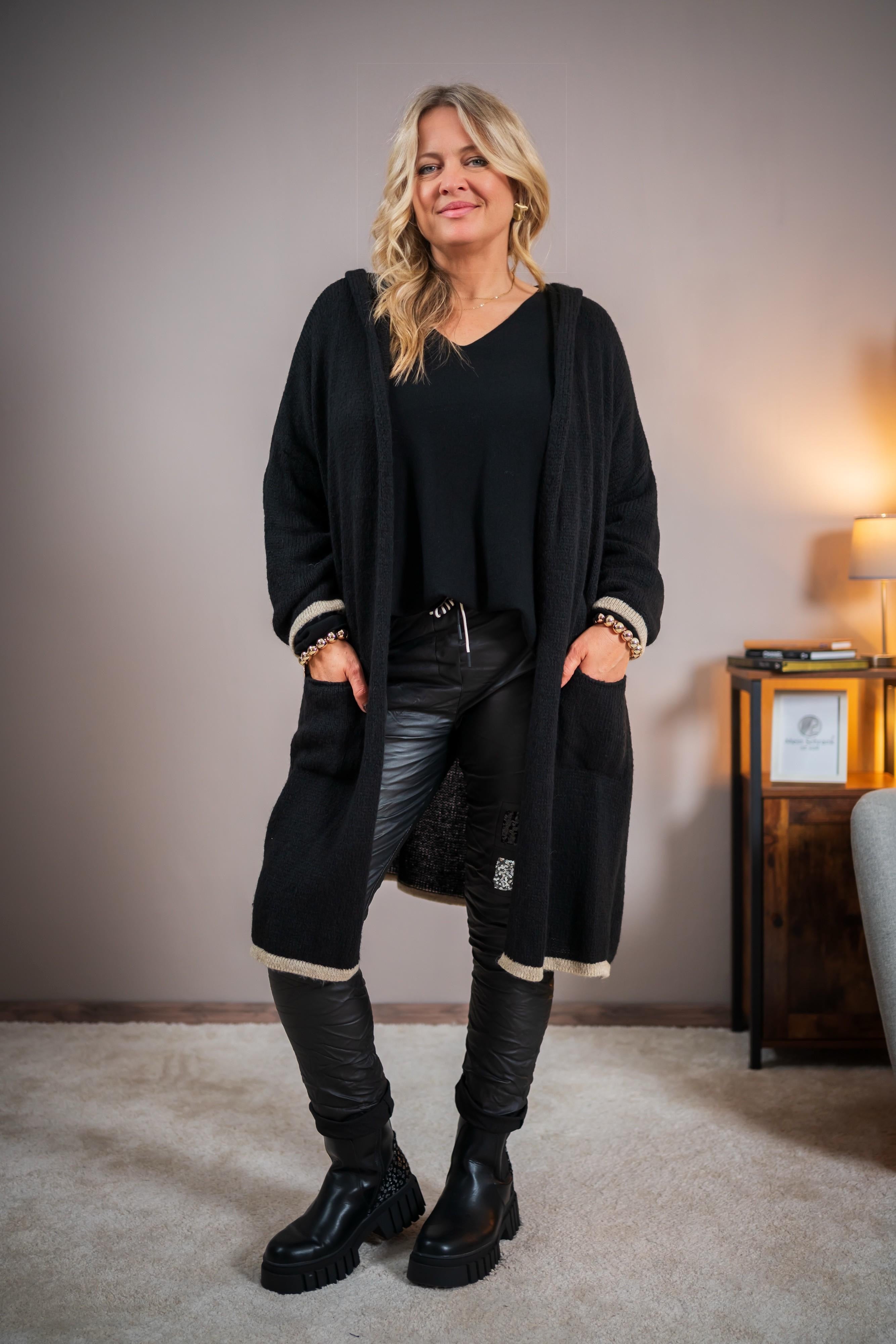 Lange Strickjacke mit Smiley, schwarz