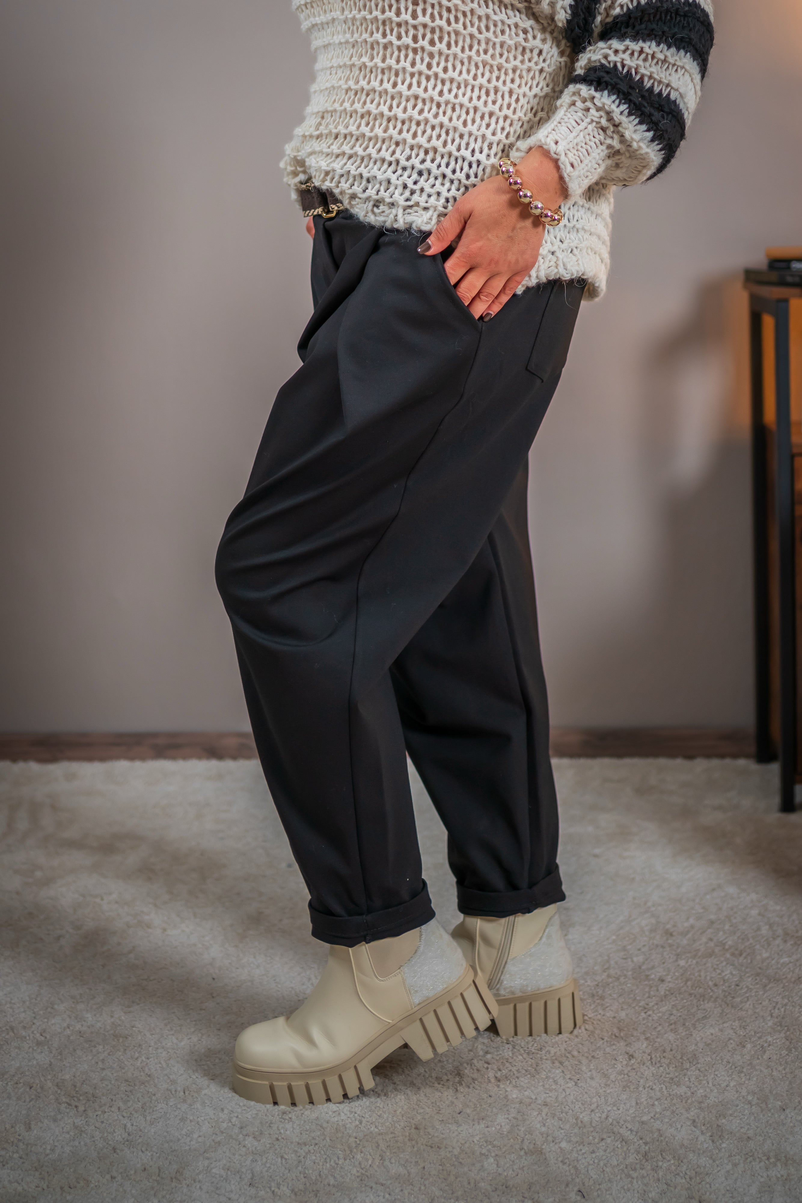 Lässige Hose mit Gürtel, schwarz