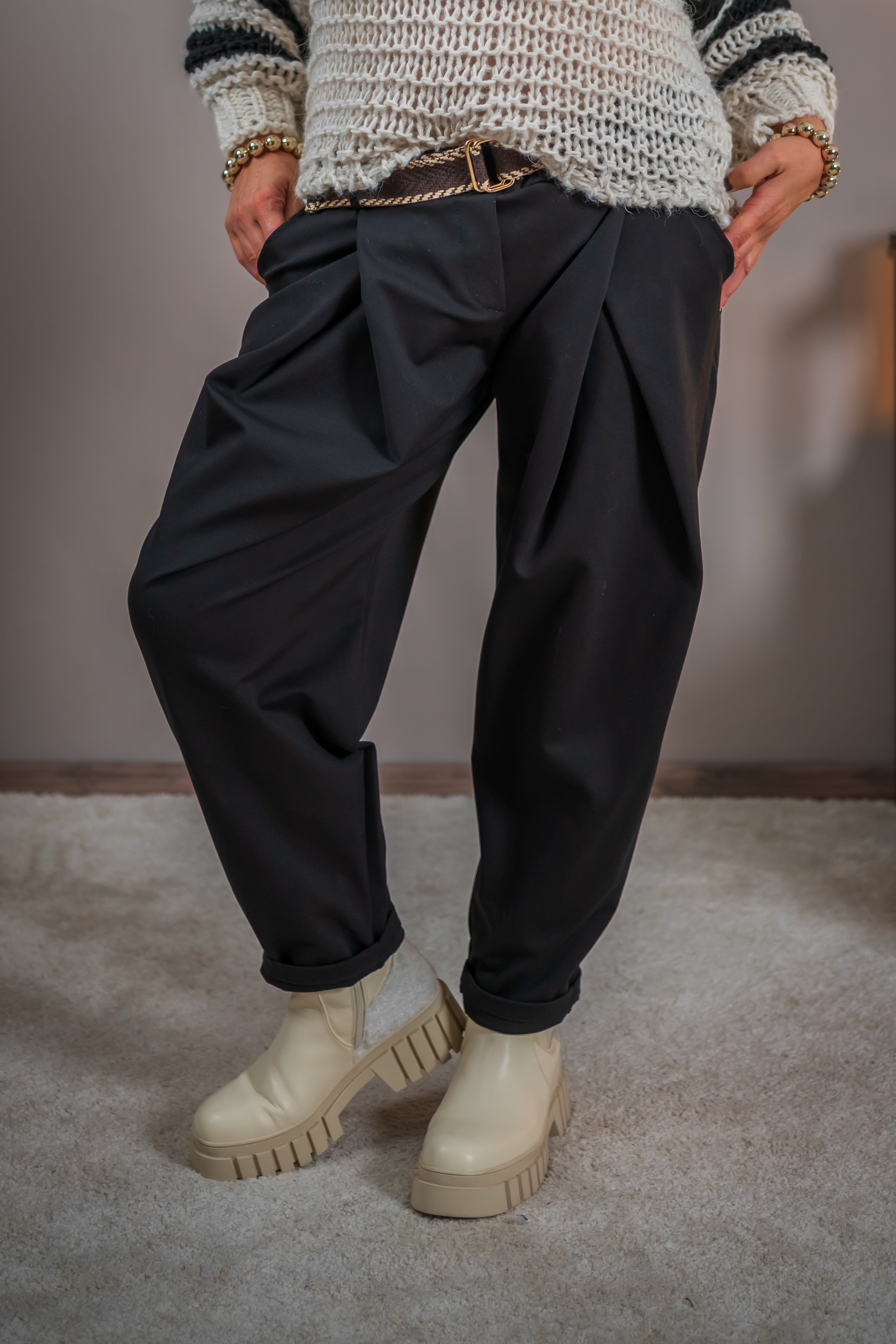 Lässige Hose mit Gürtel, schwarz