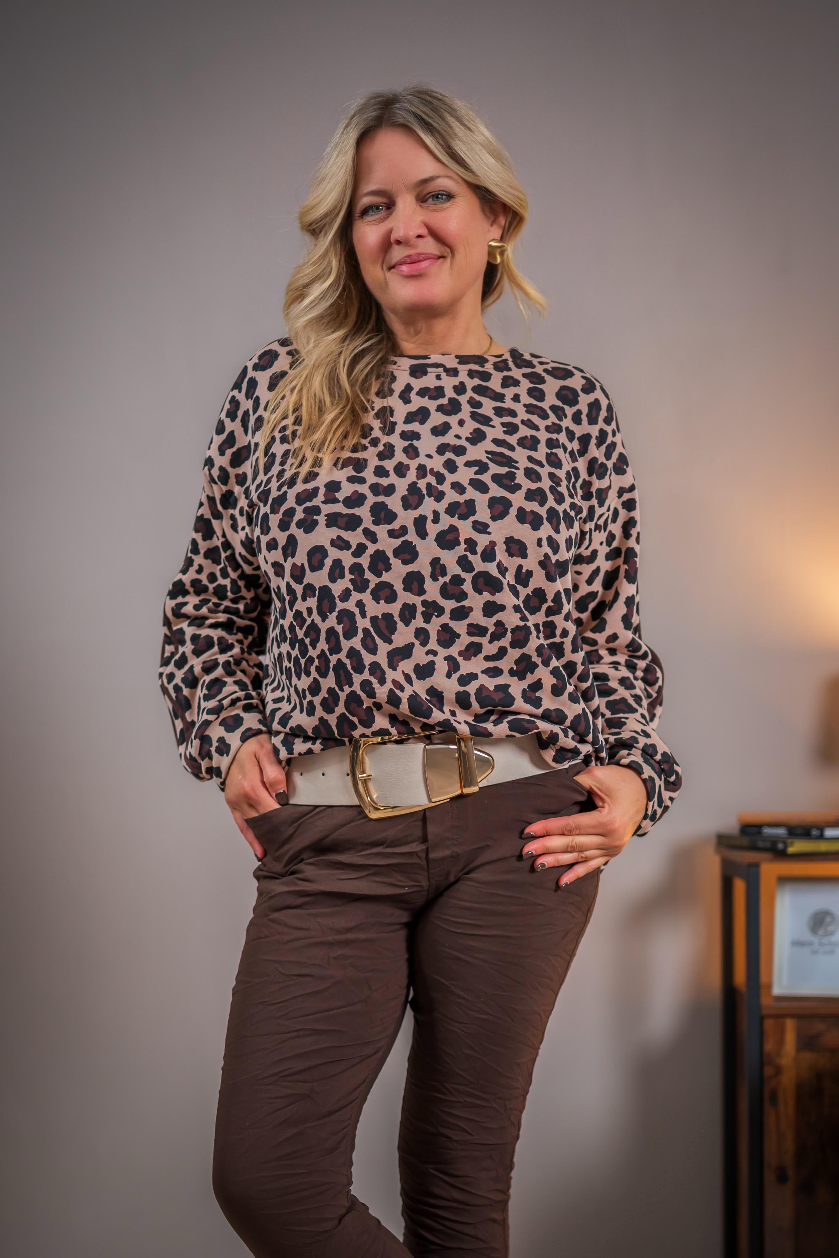 Pullover mit Leo-Print und Ziernähten