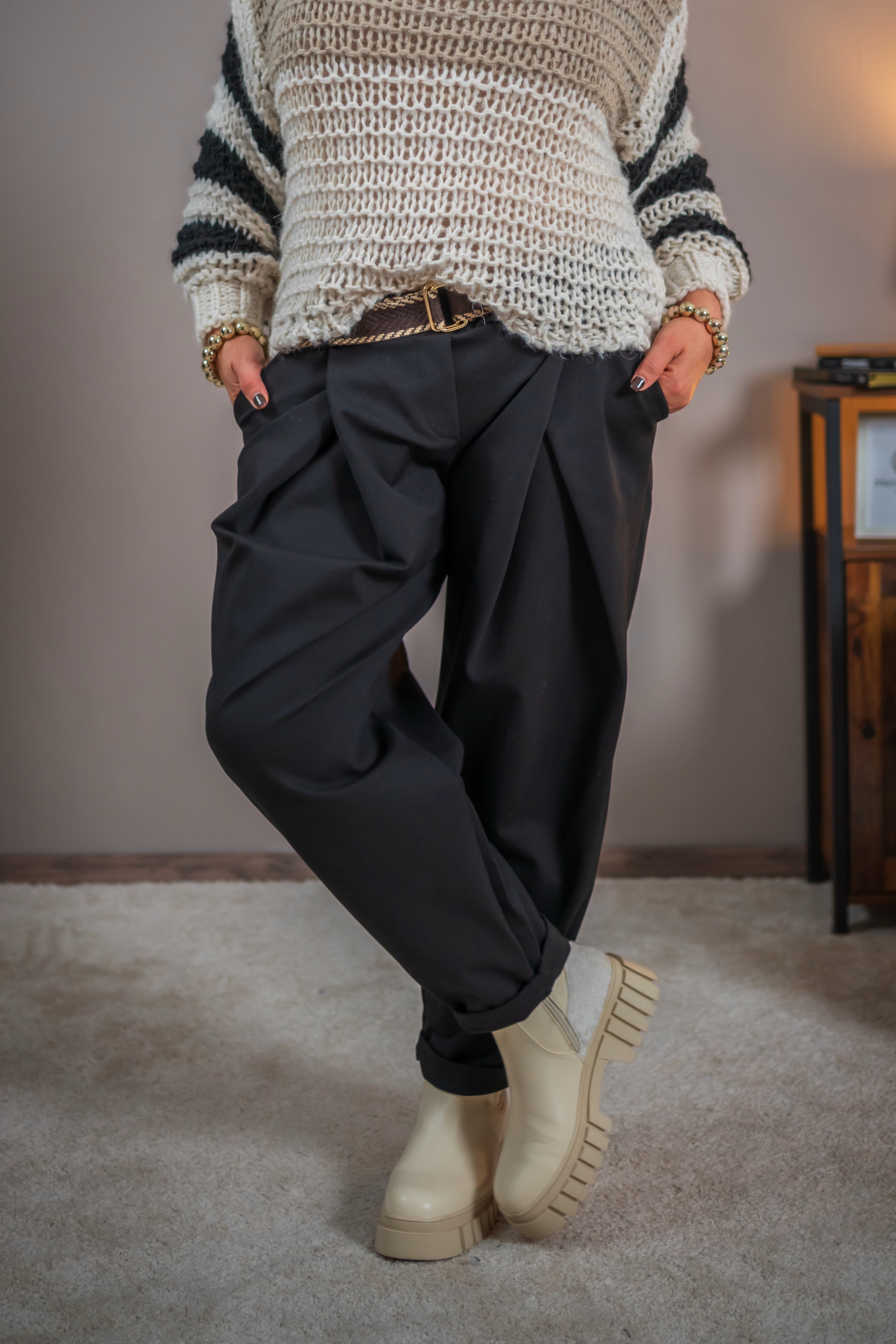Lässige Hose mit Gürtel, schwarz
