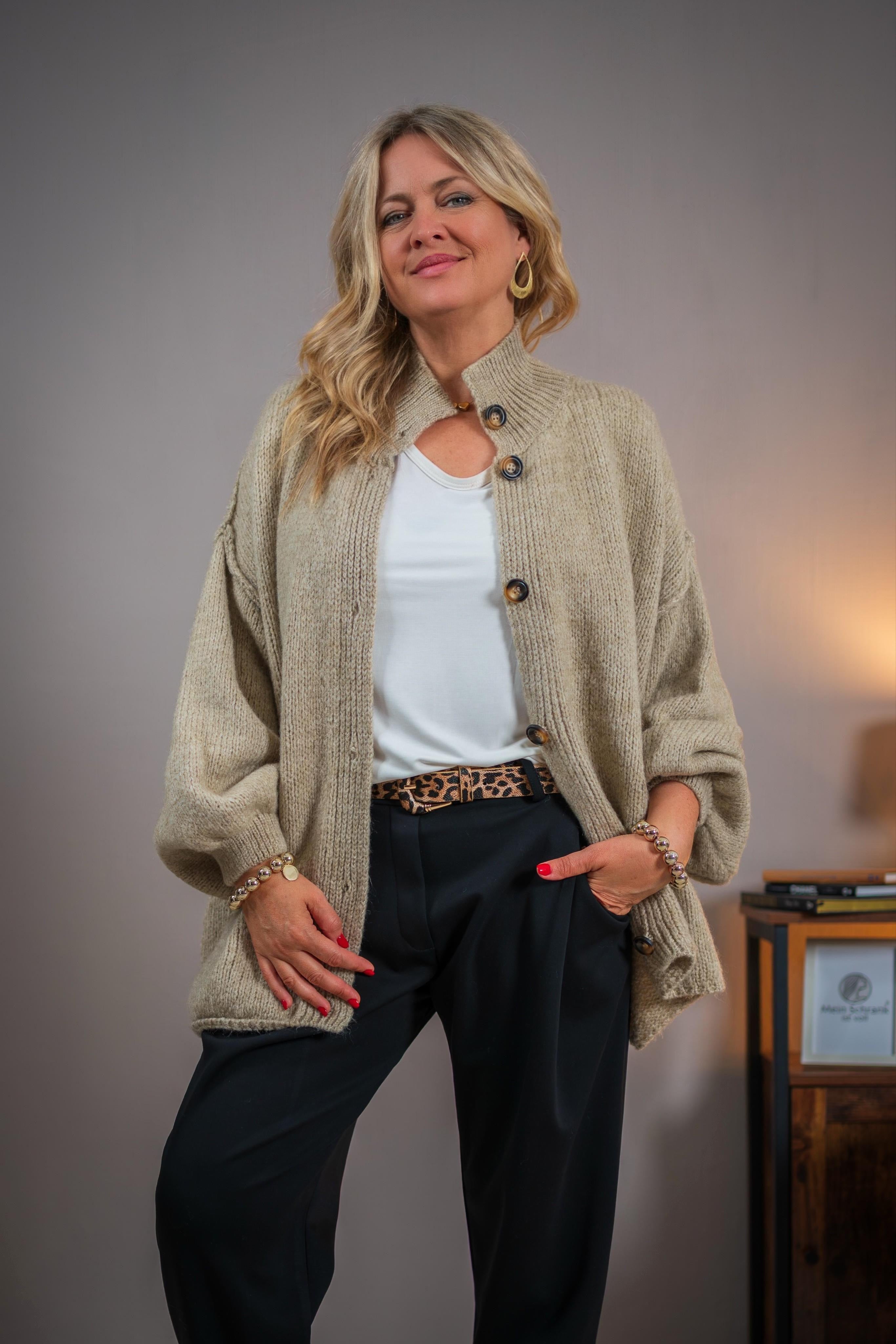 Oversize-Strickjacke mit Knöpfen, beige