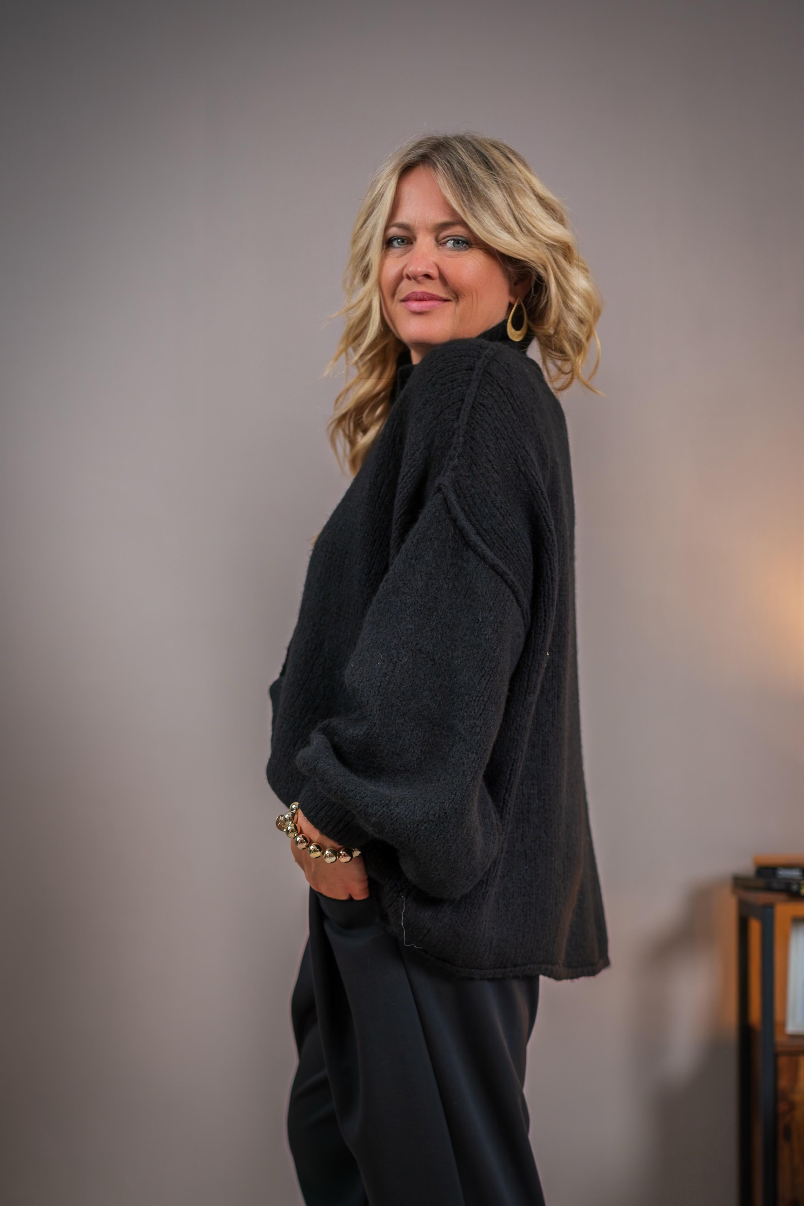 Oversize-Strickjacke mit Knöpfen, schwarz