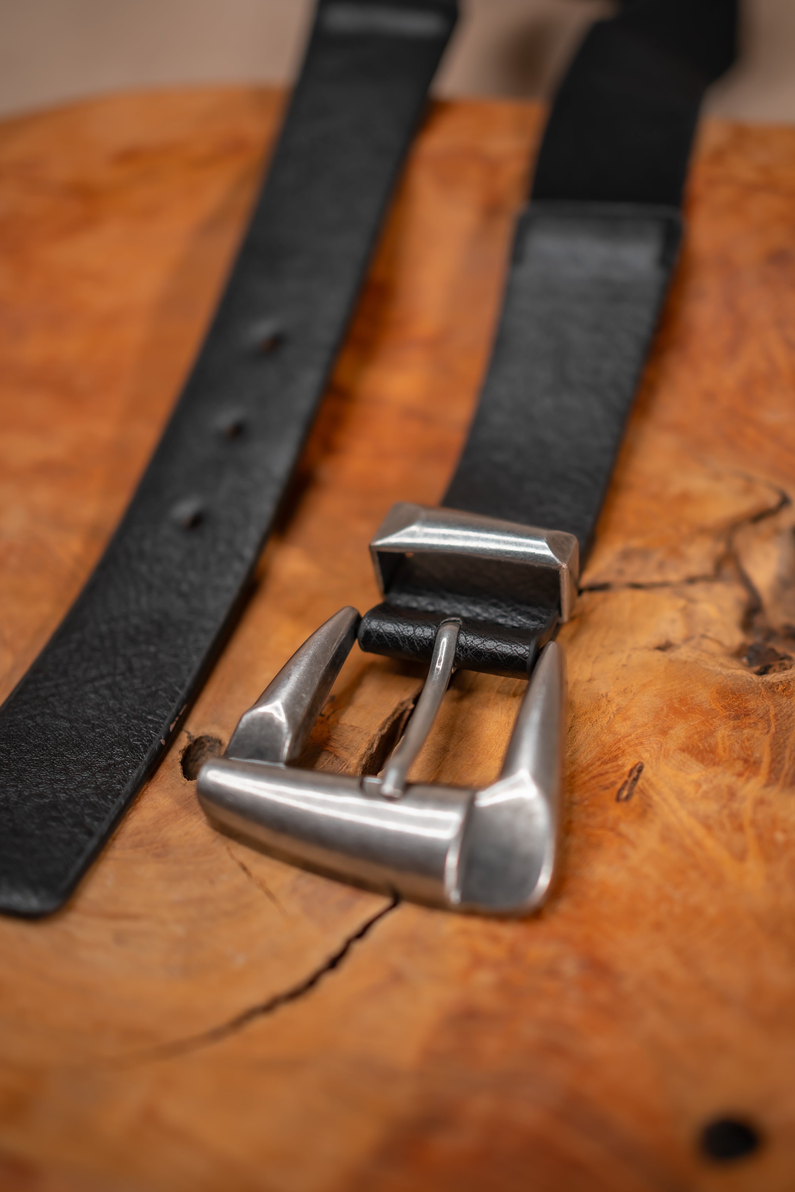 Schmaler Stretchgürtel, schwarz mit silberner Schnalle