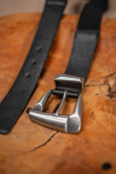 Schmaler Stretchgürtel, schwarz mit silberner Schnalle