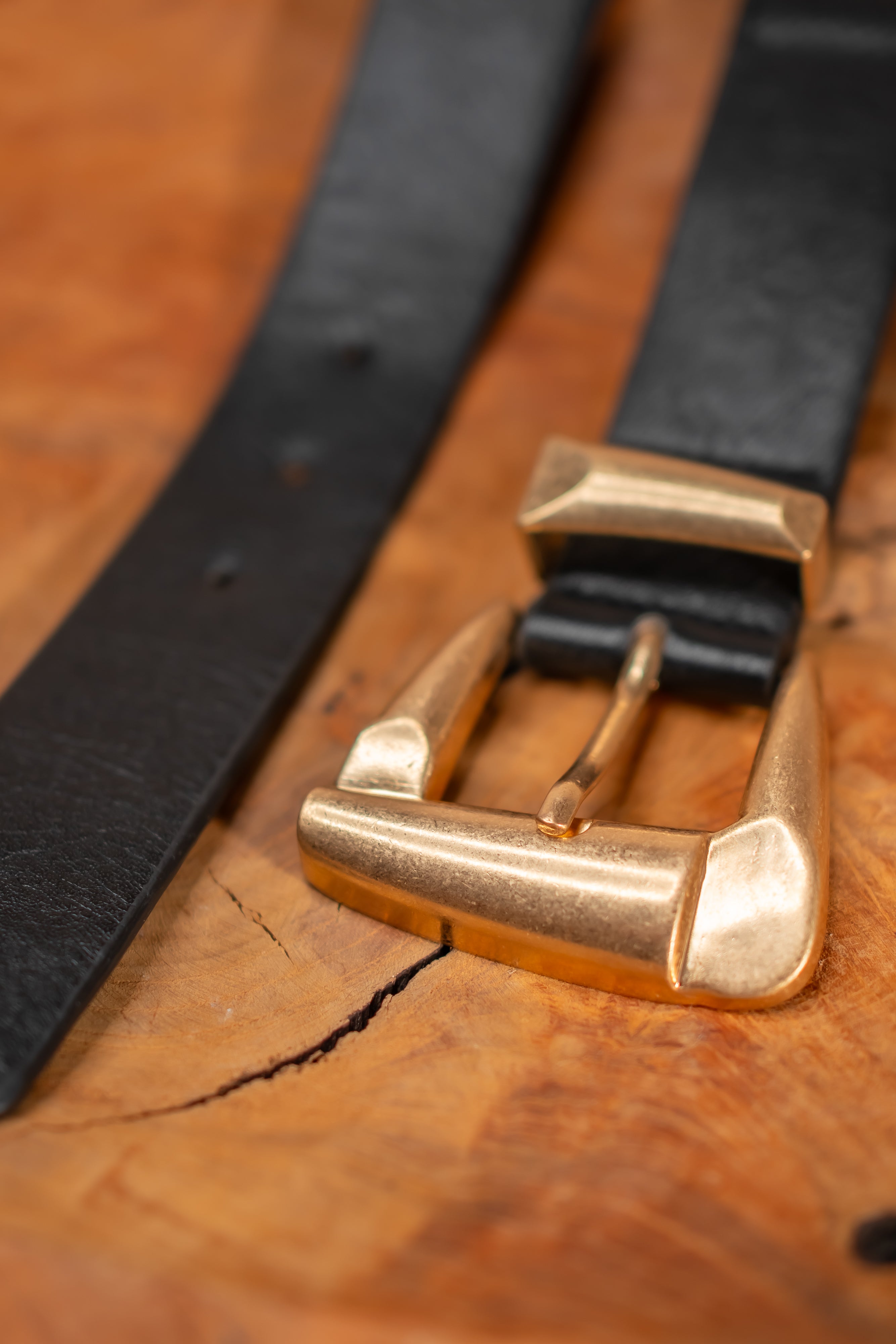 Schmaler Stretchgürtel, schwarz mit goldener Schnalle