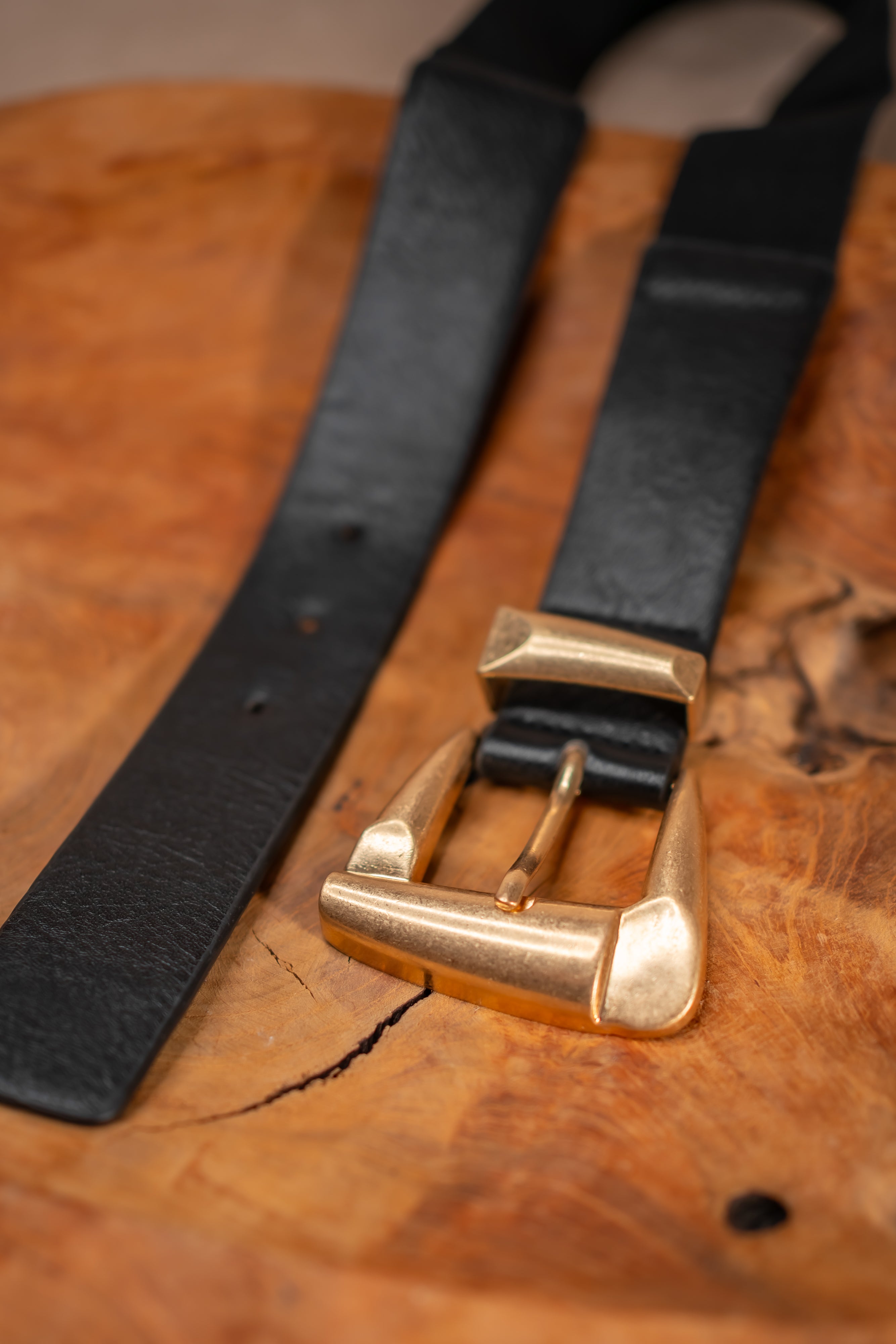 Schmaler Stretchgürtel, schwarz mit goldener Schnalle