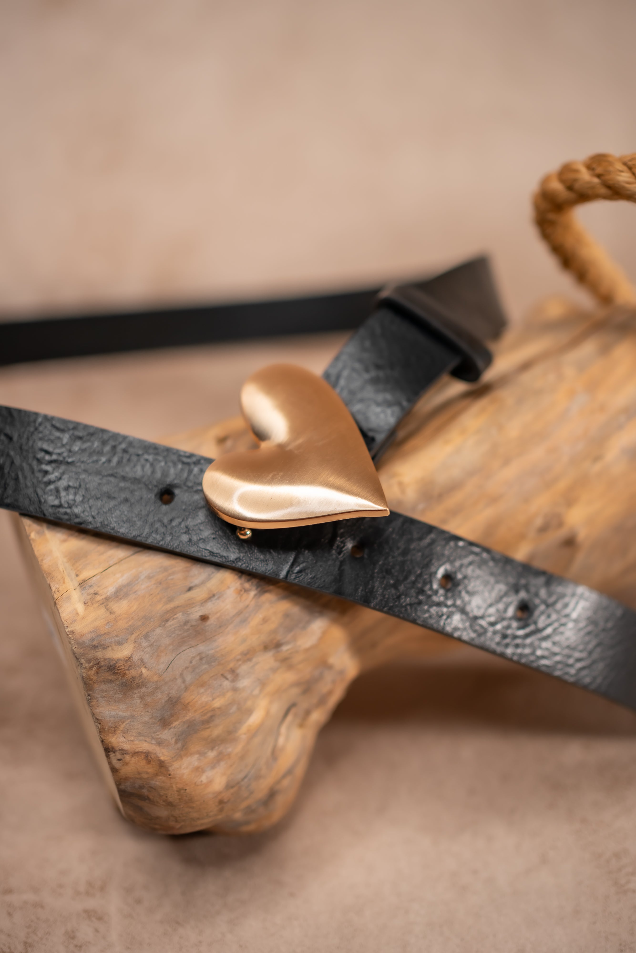 Gürtel mit goldenem Herz, schwarz