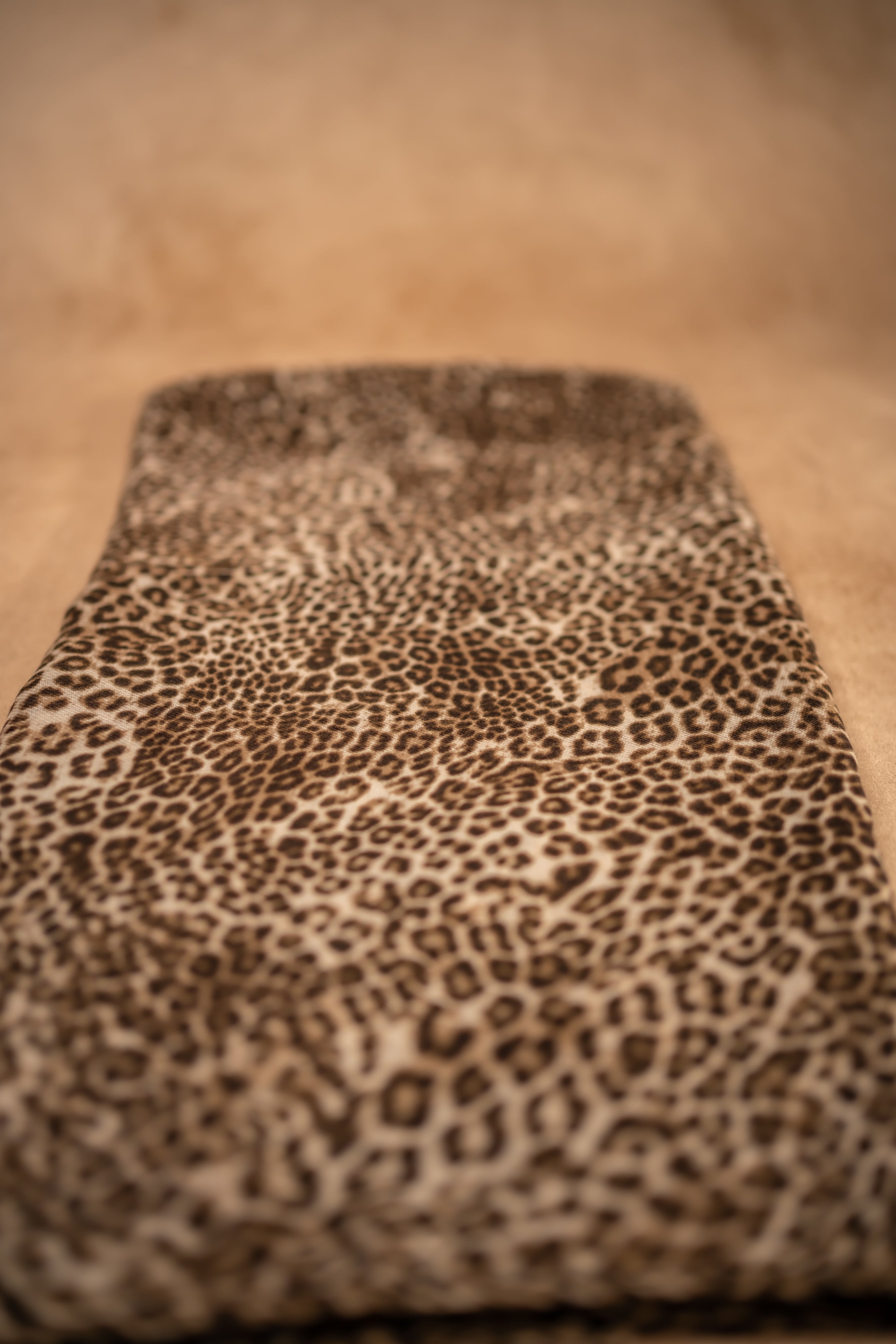 Leichter Schal mit kleinem Leo-Muster