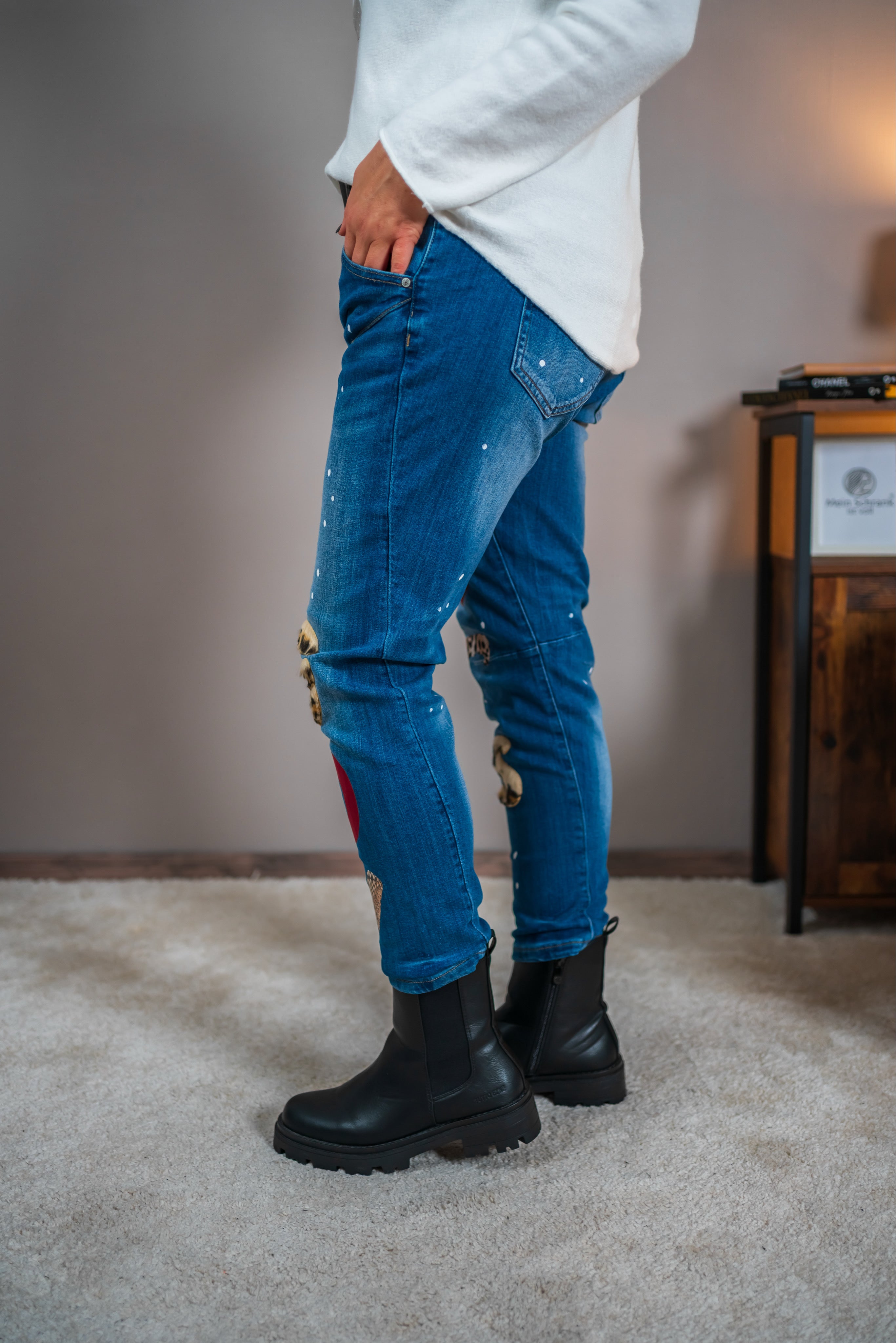 Jeans mit ausgefallenen Applikationen
