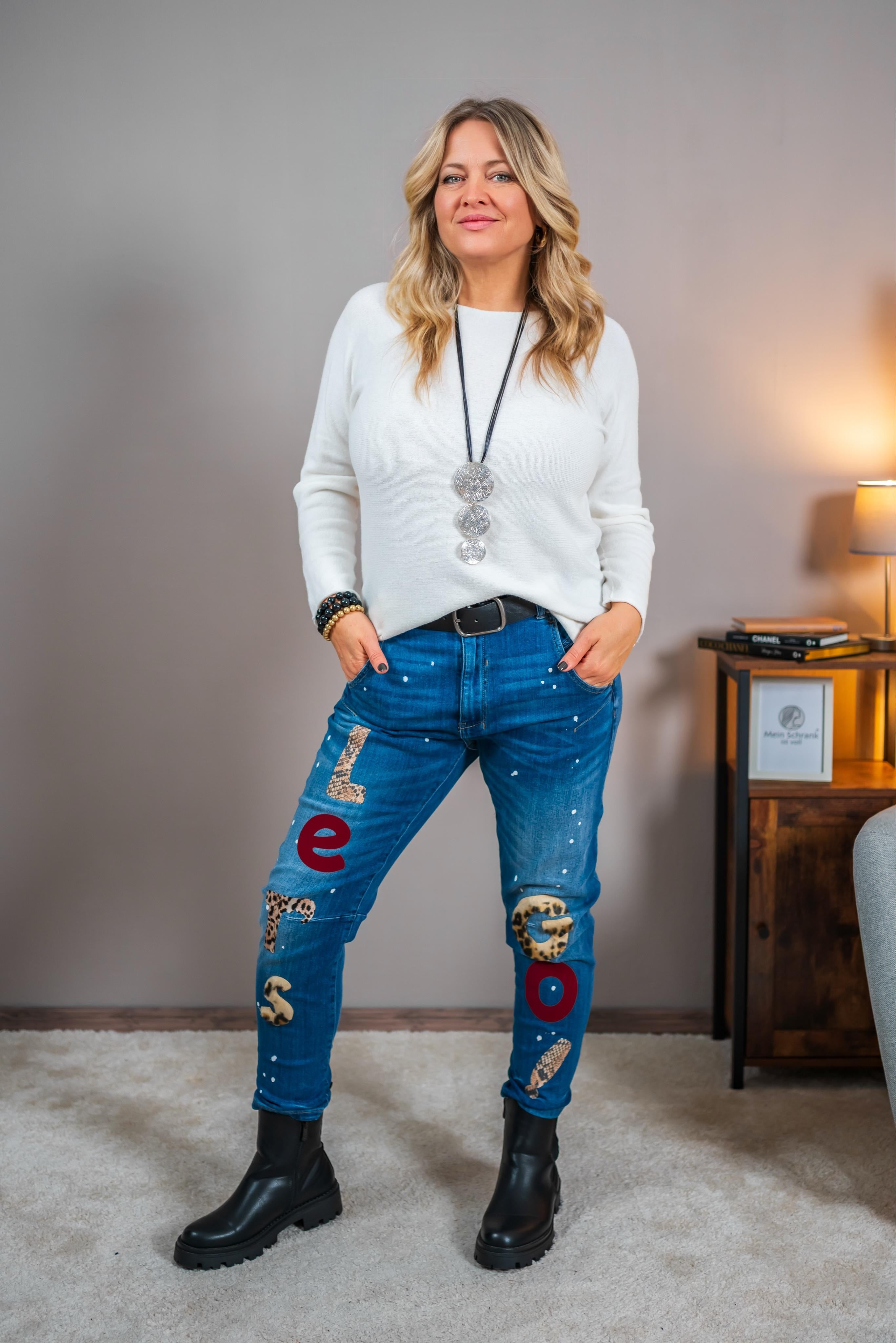 Jeans mit ausgefallenen Applikationen