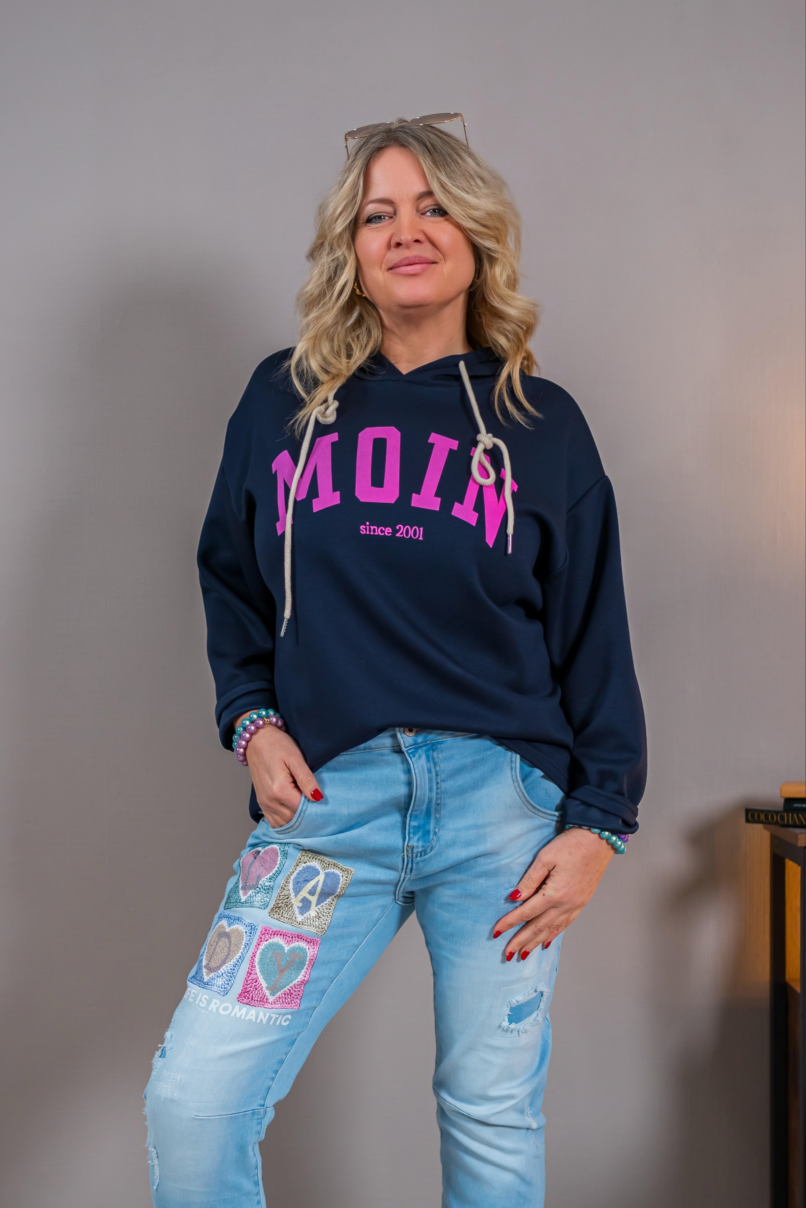 Hoodie mit Neon-Print "MOIN", dunkelblau