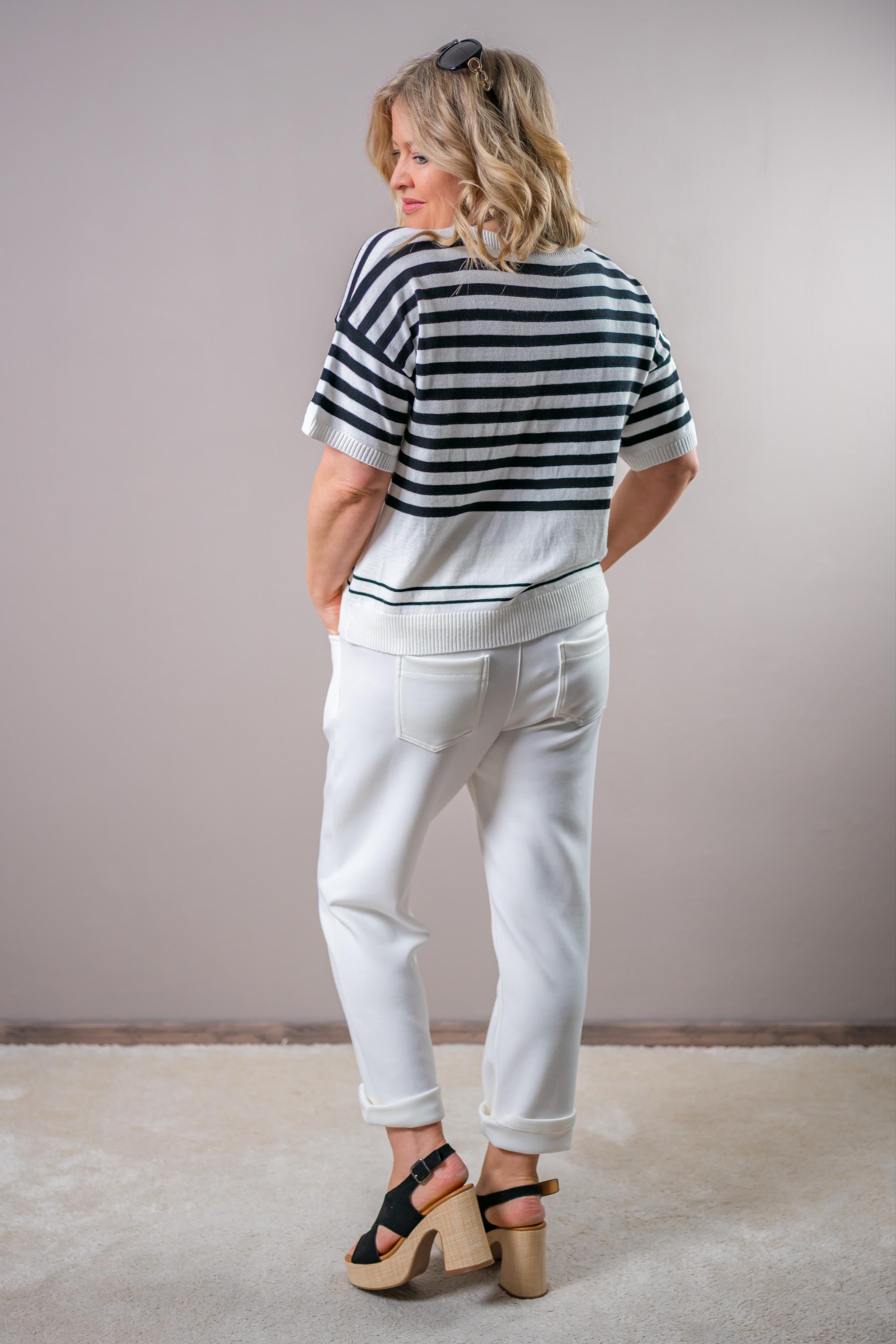 Kurzarm-Feinstrickpullover mit Streifen, schwarz/weiß