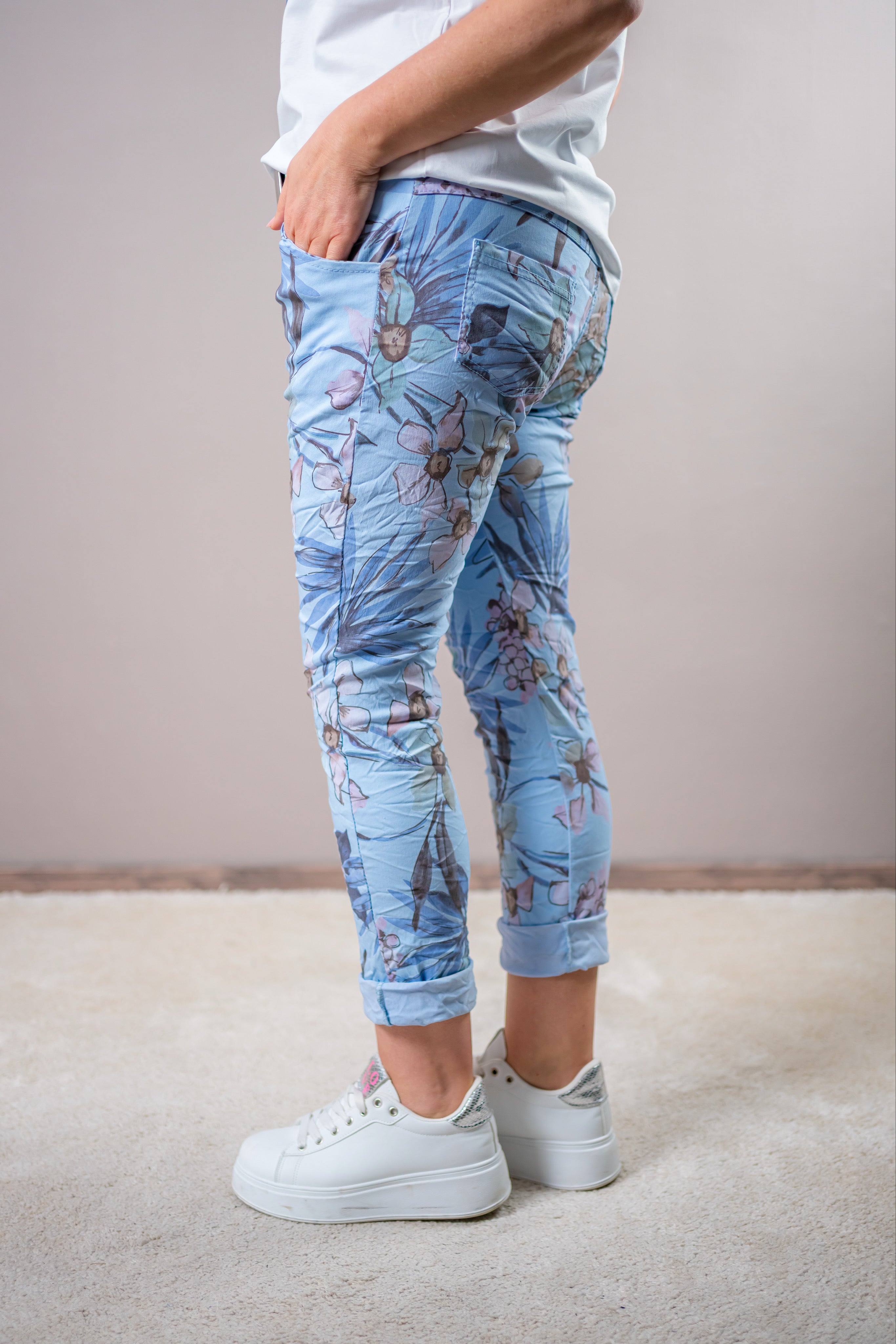 Crinkle Stretchhose mit floralem Aquarell-Print, hellblau