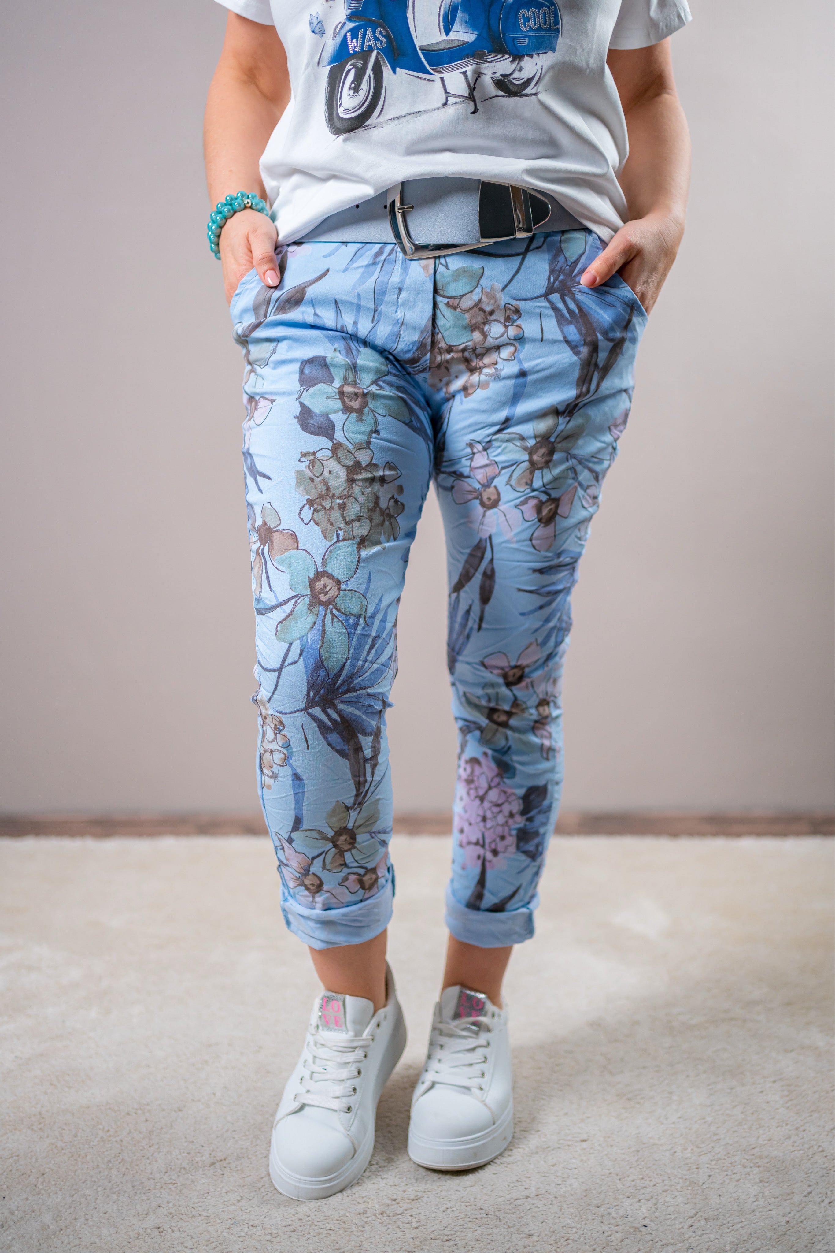 Crinkle Stretchhose mit floralem Aquarell-Print, hellblau