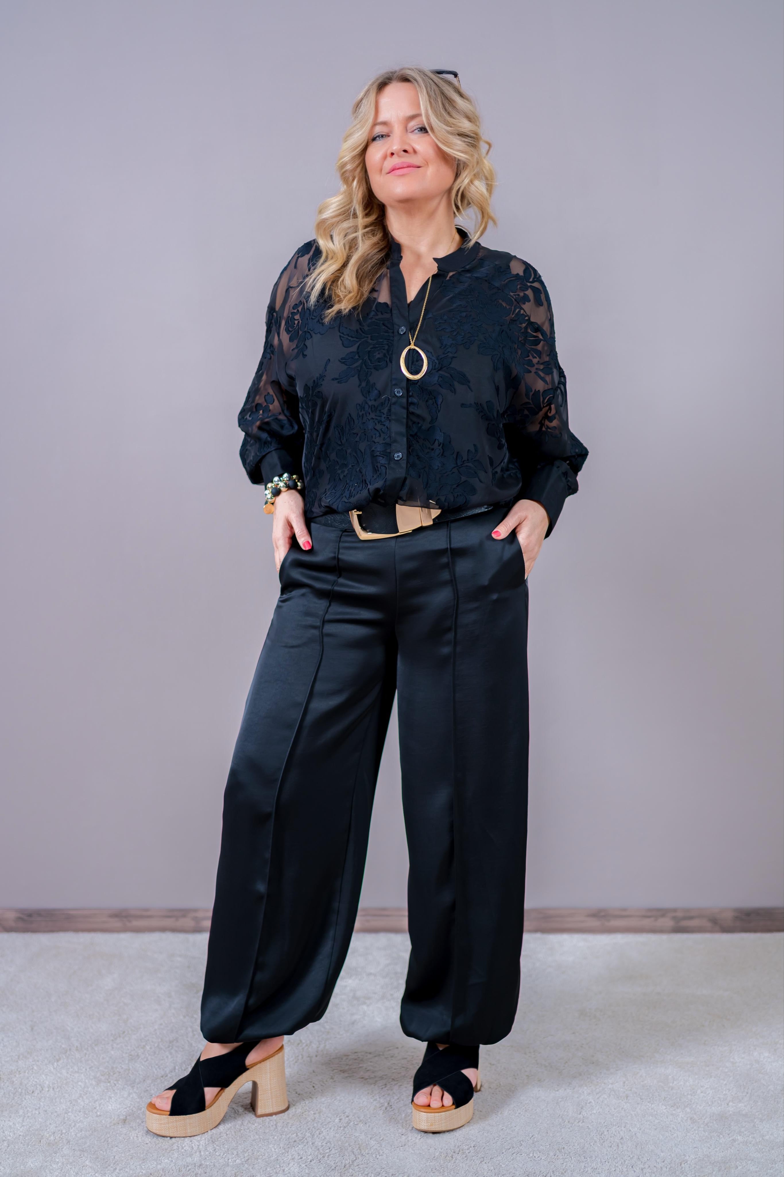 Fließende Satin-Hose in Schwarz mit Biese und Bündchenabschluss