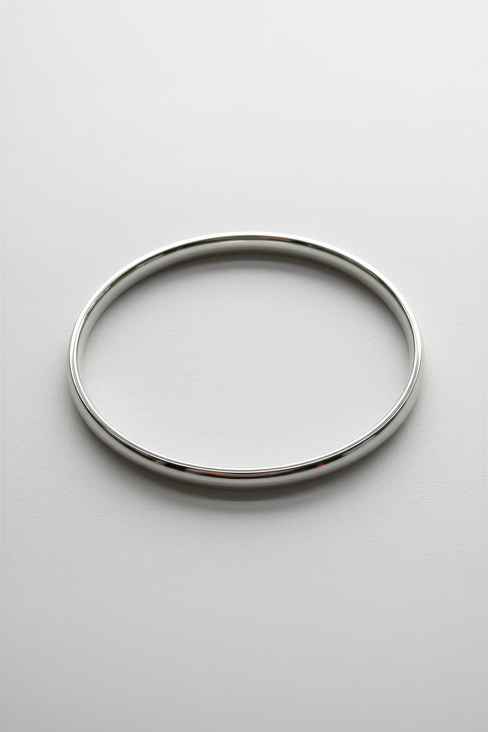 Schmaler Armreif aus Edelstahl in Silber