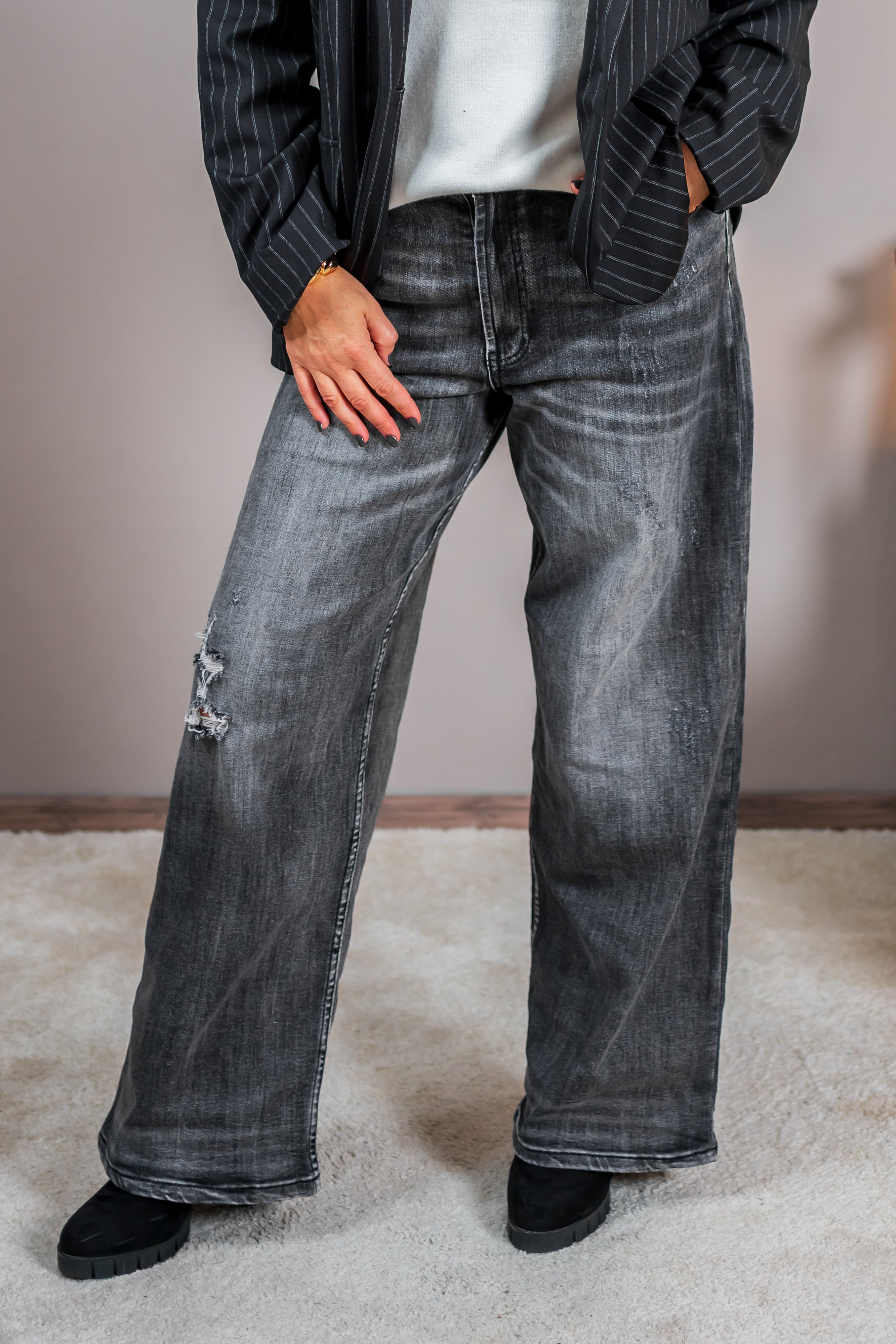 Graue Jeans mit Destroyed-Details