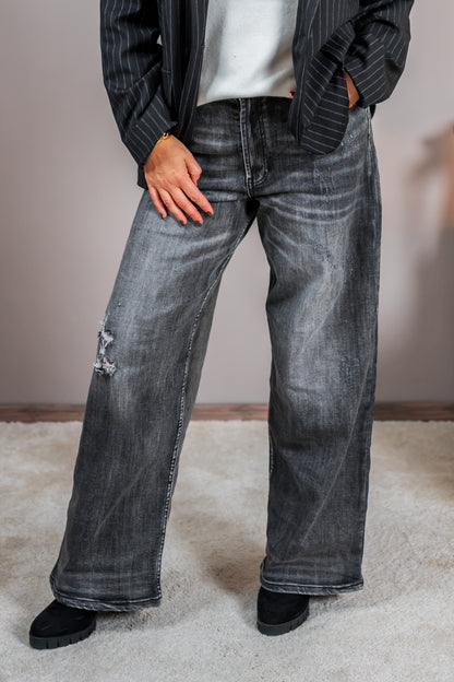 Graue Jeans mit Destroyed-Details