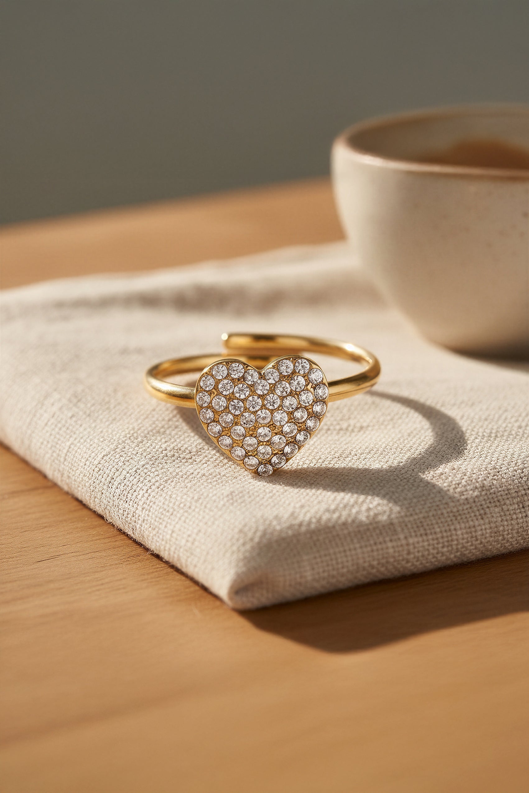 Zarter Herzring aus goldfarbenem Edelstahl mit Zirkonia