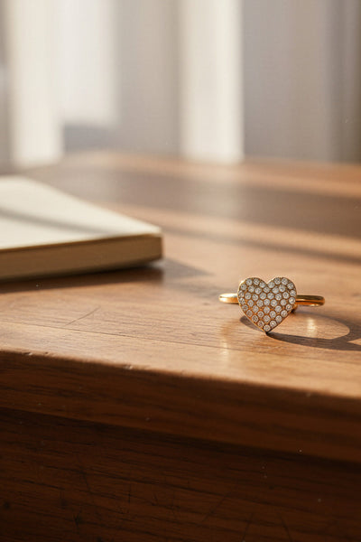 Zarter Herzring aus goldfarbenem Edelstahl mit Zirkonia