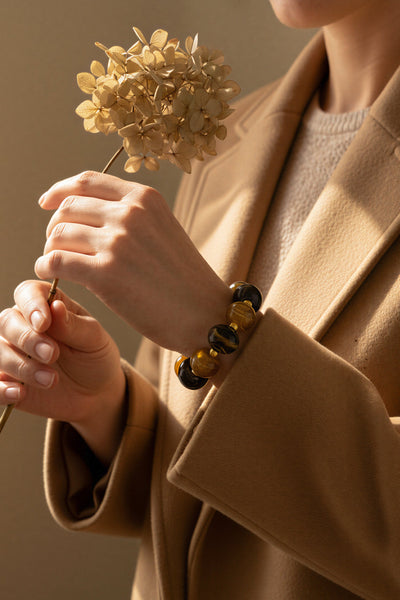 Armband mit Acryl-Perlen in Braun-Caramel mit Golddetails