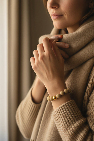 Armband aus Acryl mit goldfarbener Kugel