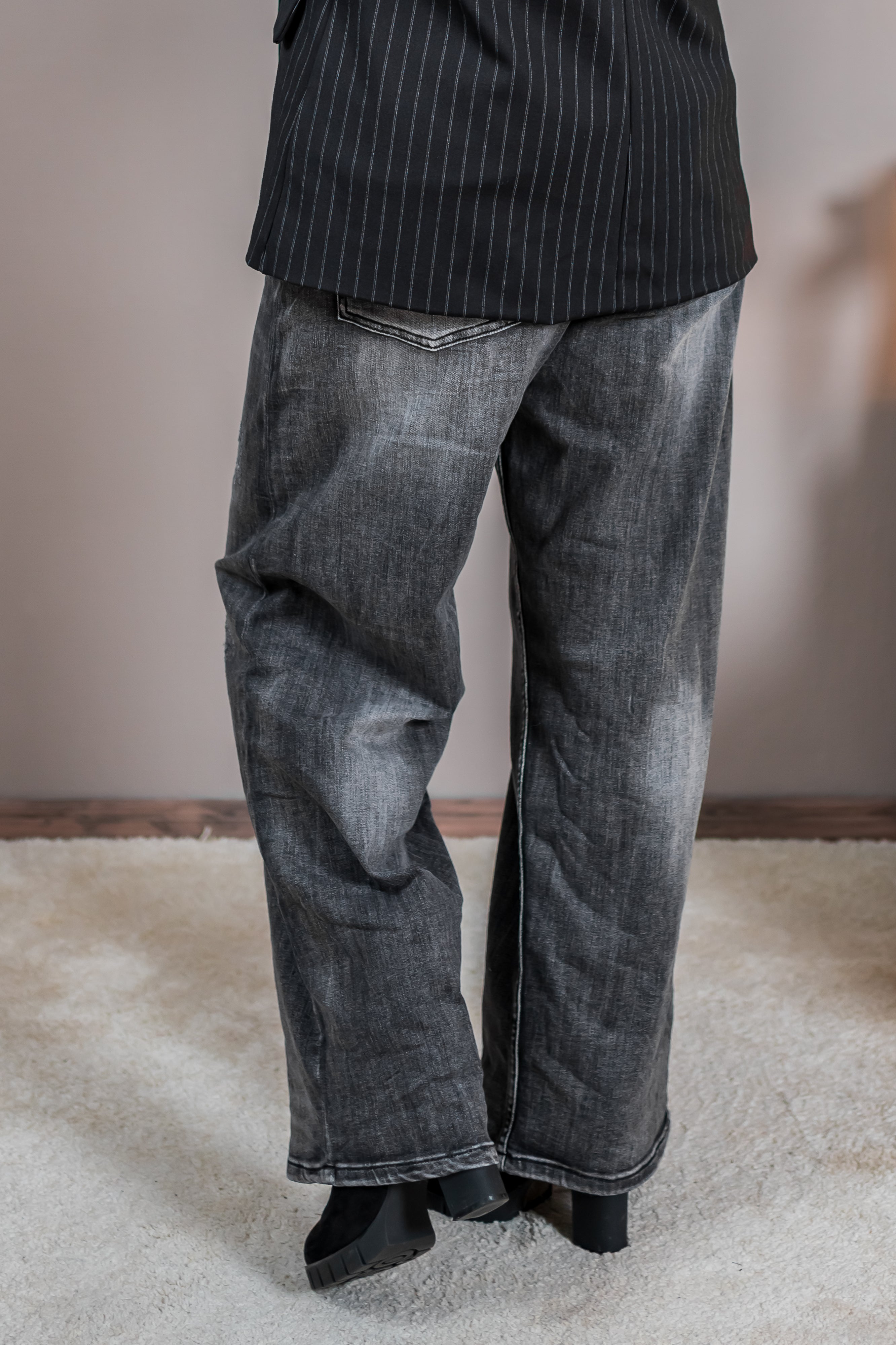 Graue Jeans mit Destroyed-Details