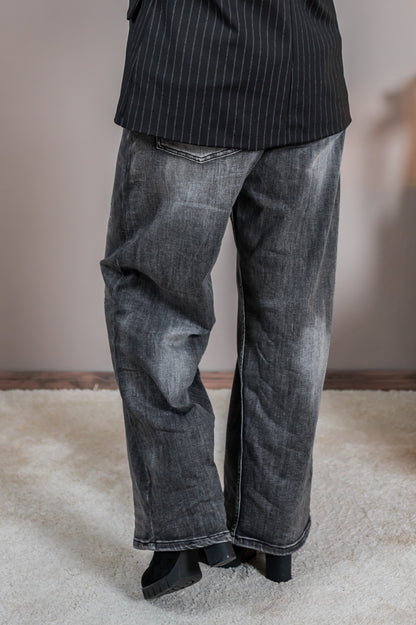 Graue Jeans mit Destroyed-Details
