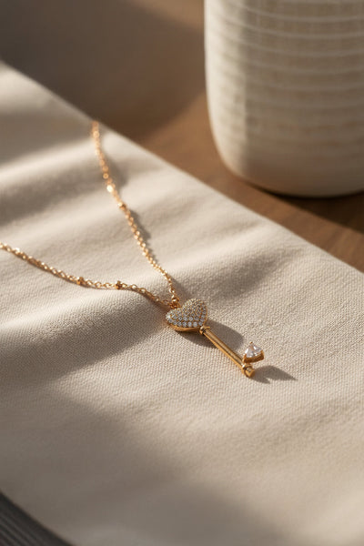 Feine Herzkette mit funkelndem Schlüsselanhänger