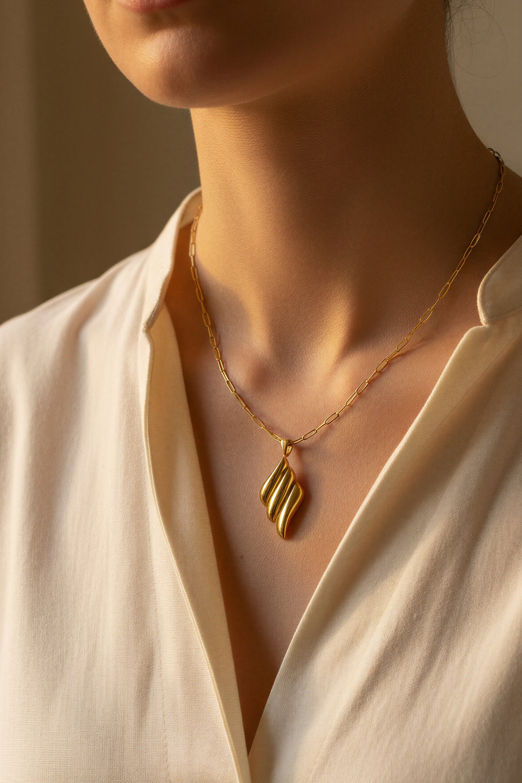 Elegante Gliederkette mit modernem Wellenanhänger