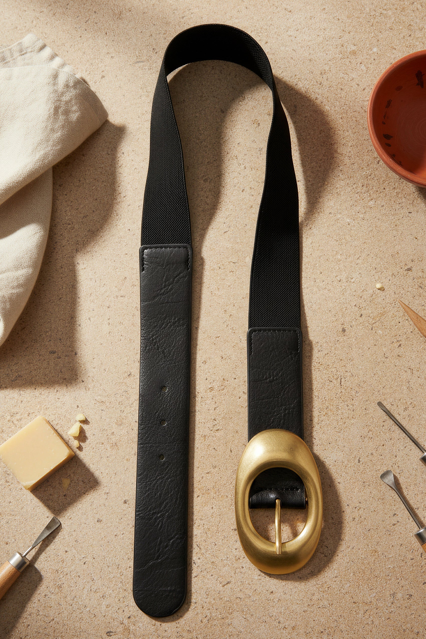 Stretchgürtel mit ovaler goldener Schnalle