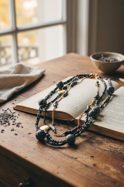 Lange Statement-Kette mit Stoffdetails und Goldakzenten