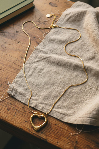 Goldkette mit offenem Herzanhänger