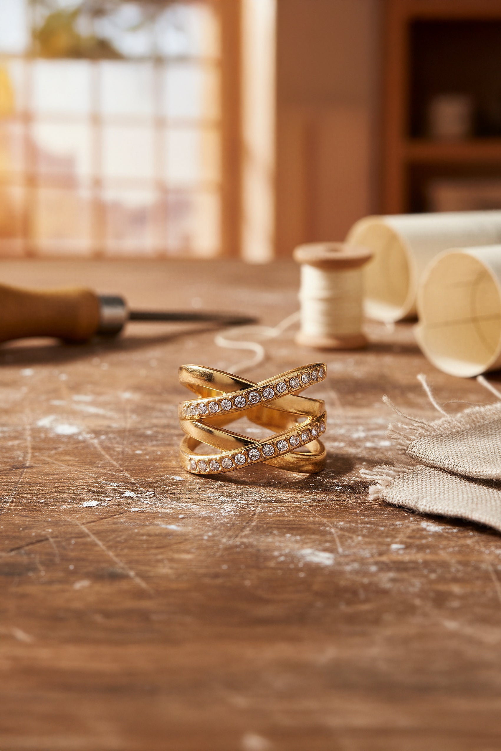 Eleganter Kreuzring aus goldfarbenem Edelstahl mit Zirkonia