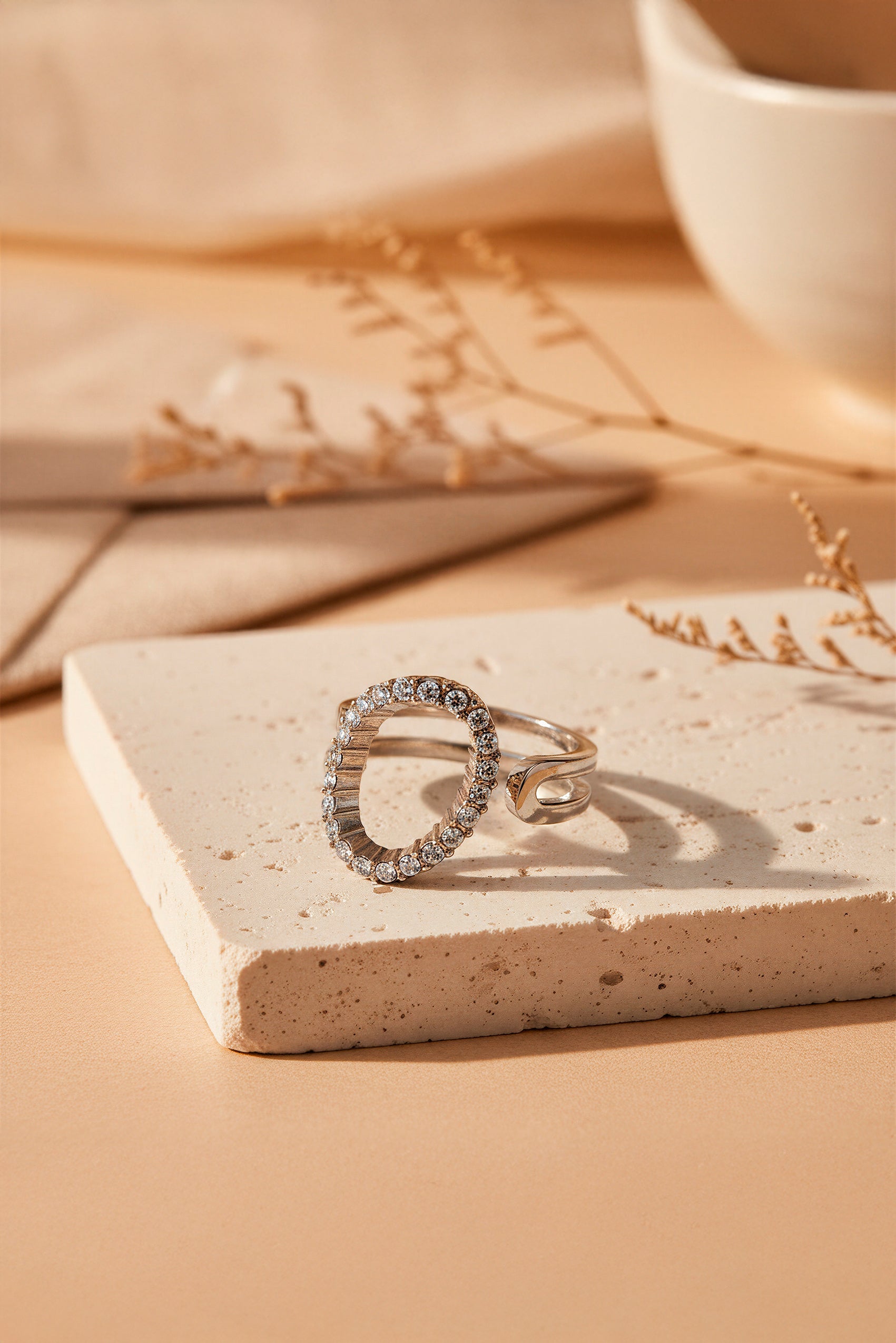 Offener Ring mit Zirkonia-Steinchen, silber