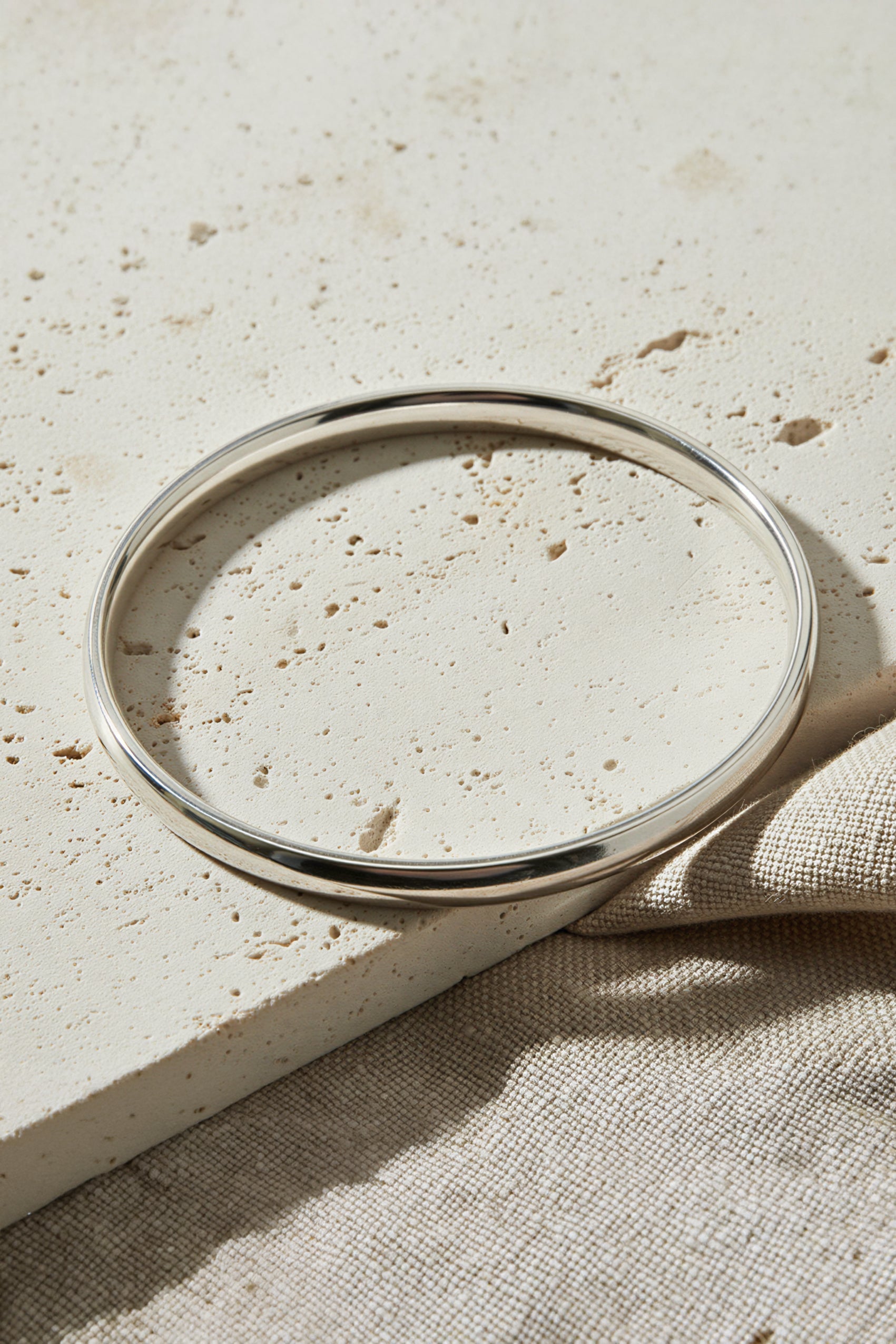 Schmaler Armreif aus Edelstahl in Silber