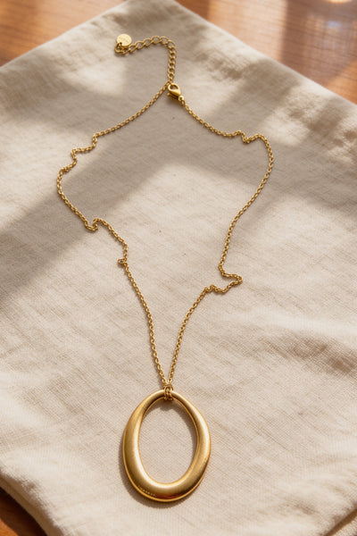 Lange Kette mit ovalem Anhänger, gold