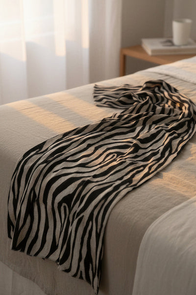 Schal mit Zebra-Print aus Viskose, schwarz/creme