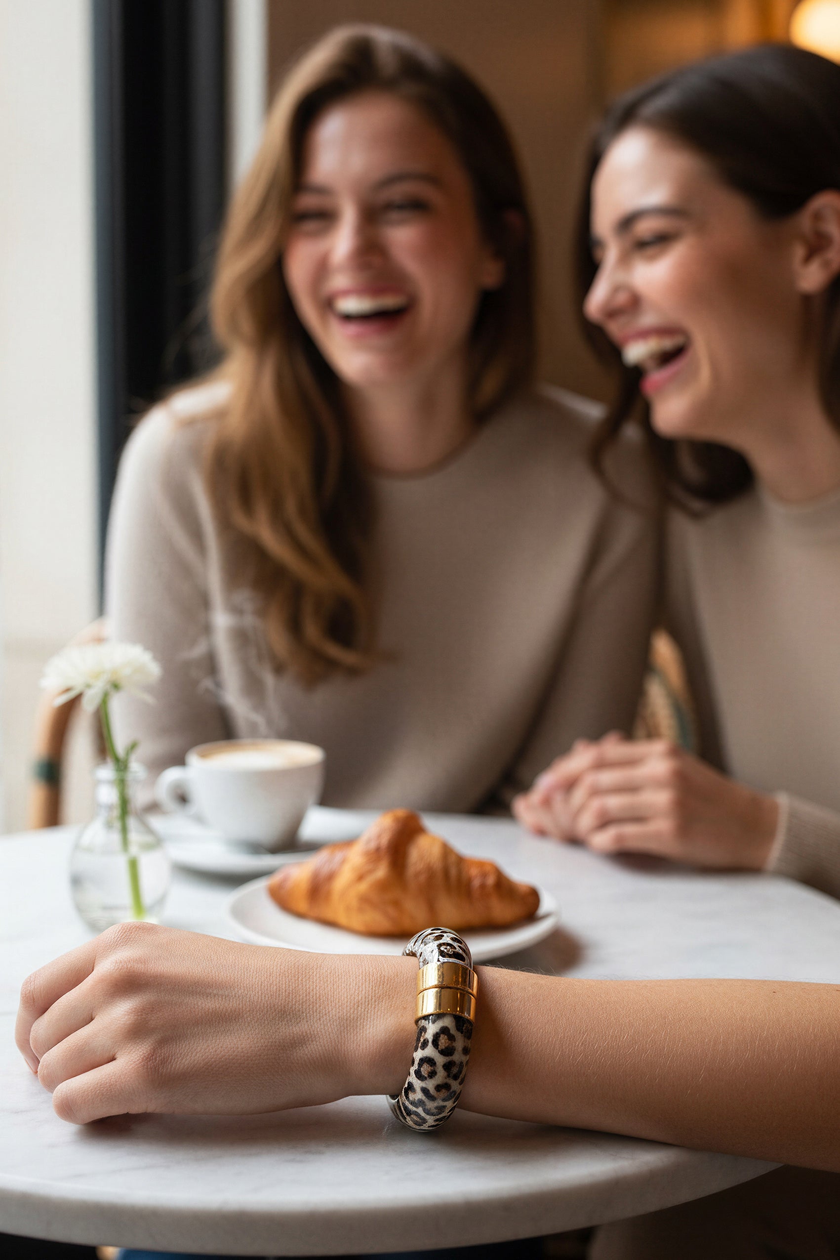 Armreif mit Leopardenmuster