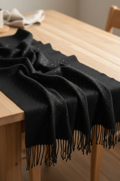 Schal in Schwarz mit Fransen und Strass-Details