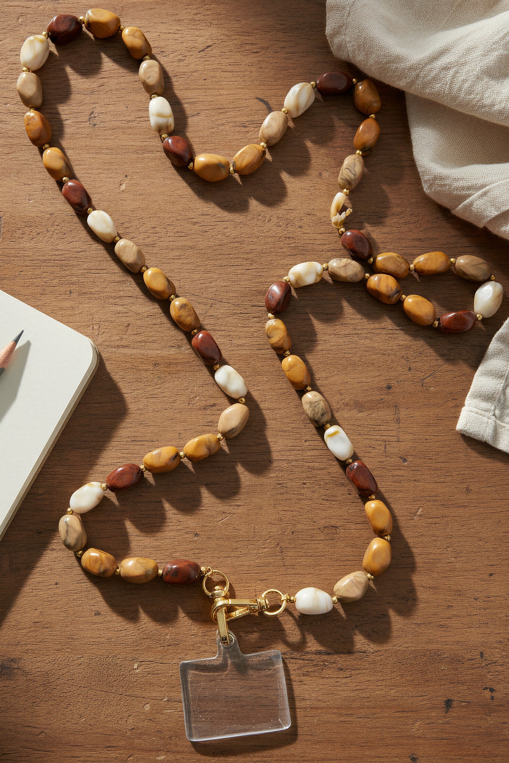 Handykette mit ovalen Perlen in Braun und Creme, marmoriert
