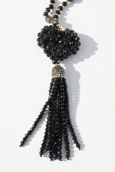 Lange schwarze Glasperlenkette mit funkelndem Herz und Steinchen-Quaste