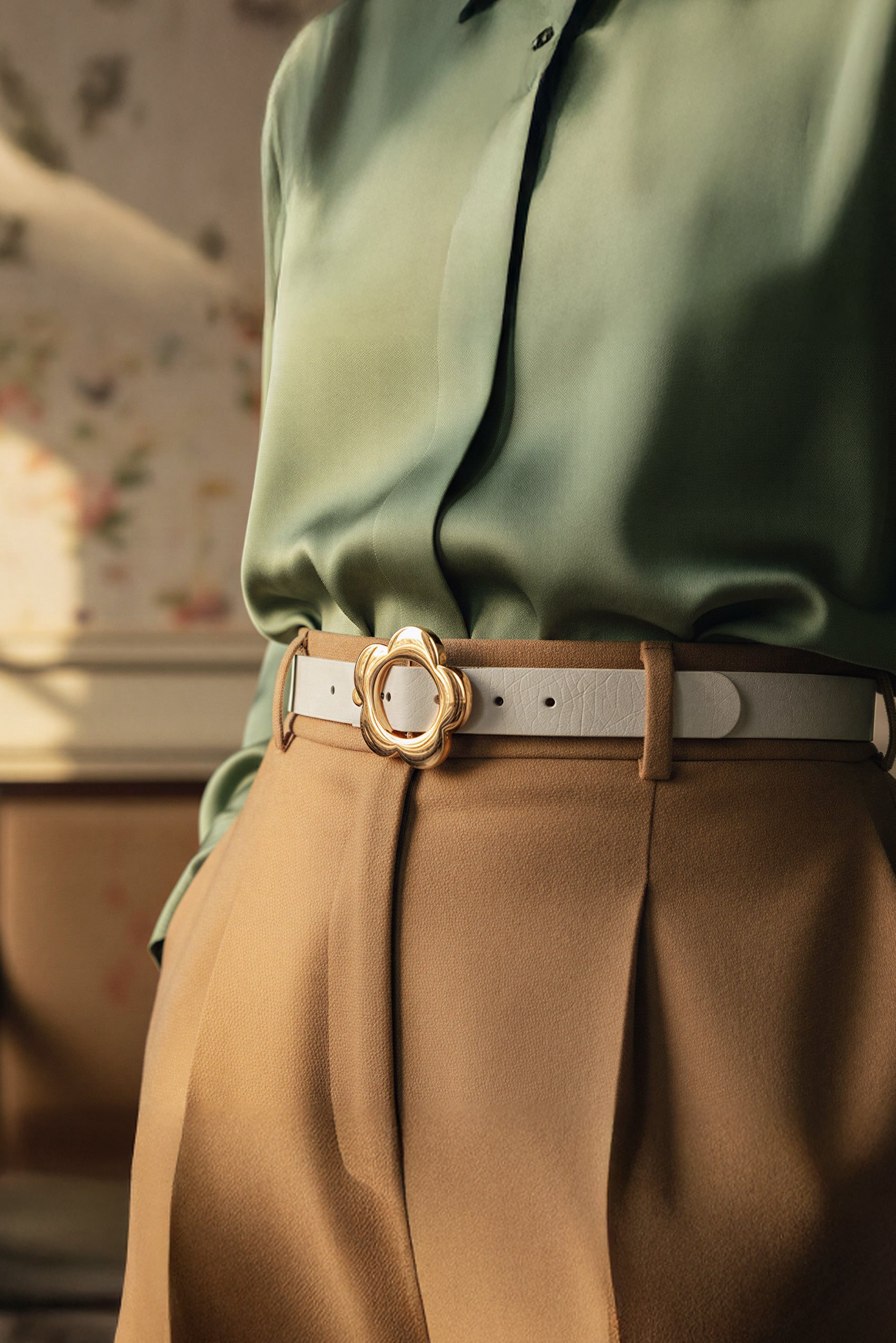 Ledergürtel mit goldener Schnalle in Blumenform, weiß