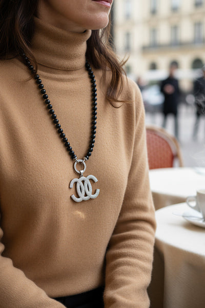 Schwarze Perlenkette mit Anhänger mit Strasssteinen besetzt